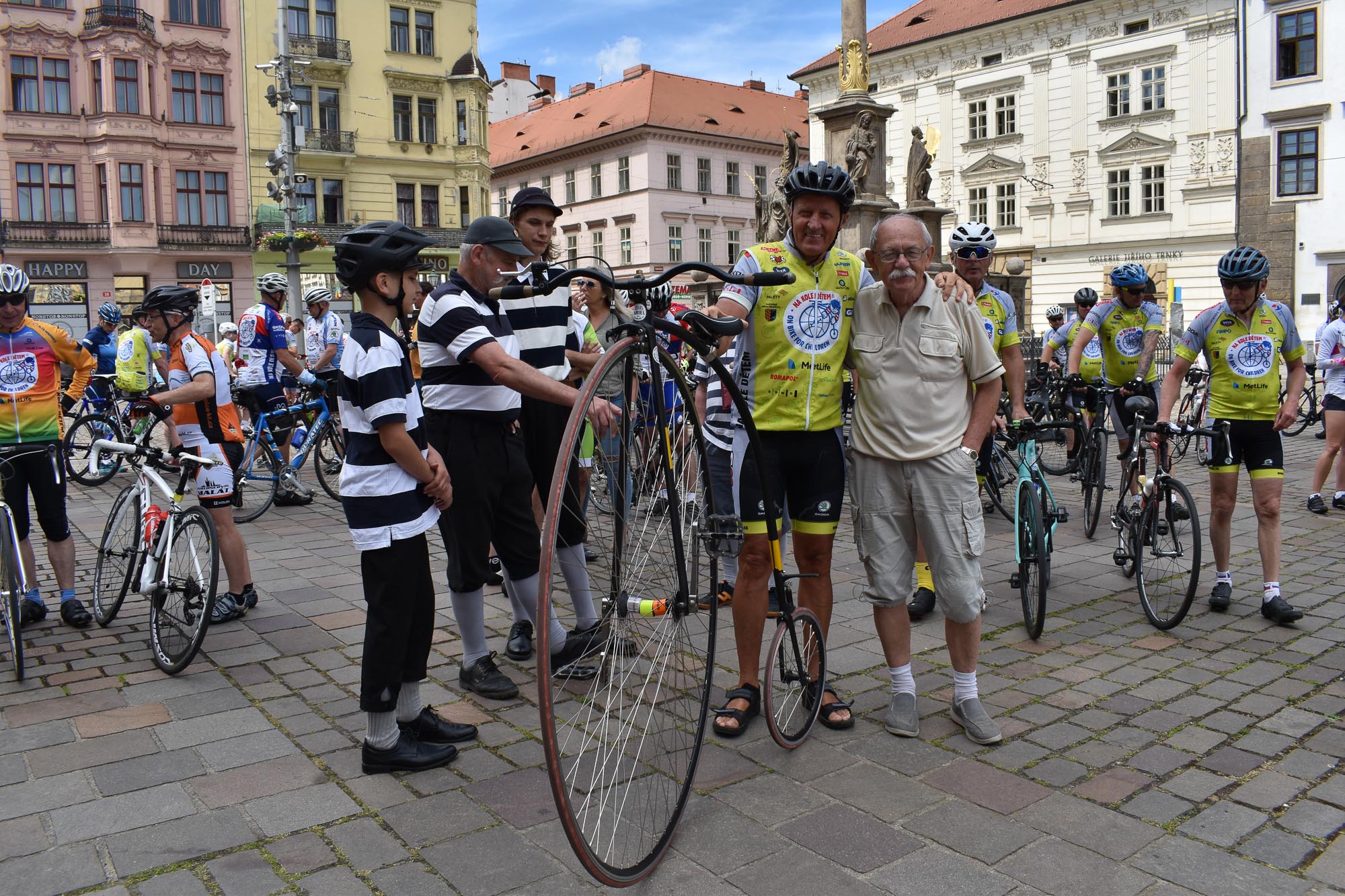 Cyklotour vybírá peníze na onkologicky nemocné děti (foto: A. Jarošová, 2.6.2022)