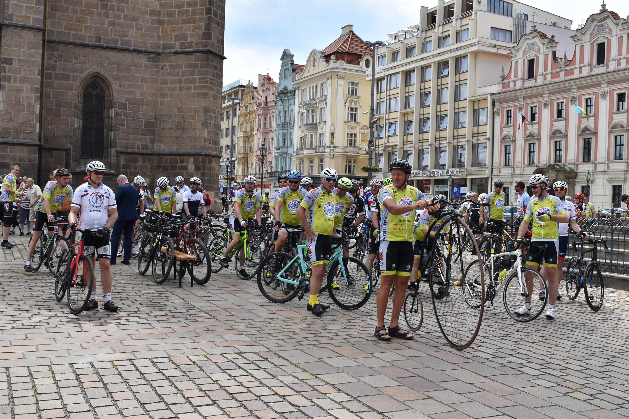 Cyklotour vybírá peníze na onkologicky nemocné děti (foto: A. Jarošová, 2.6.2022)