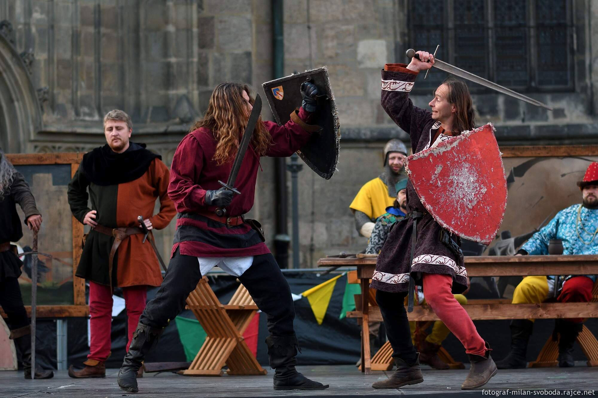 Pestrý program Historického víkendu, jenž se od pátku do neděle konal na několika místech v centru a Plzeňany přenesl do dob dávno minulých, přilákal tisíce nadšených diváků. Vláda krále Jana Lucemburského nabídla atmosféru z doby zásnub české princezny Markéty Lucemburské s vévodou Jindřichem Dolnobavorským. Vrcholem oslav byla sobota, kdy městem prošel průvod plzeňských strašidel, večer zakončila velkolepá ohňová show a pyromuzikál, tedy ohňostroj s ohnivými prvky za doprovodu hudby. (foto: M. Svoboda, 12.6.2022)