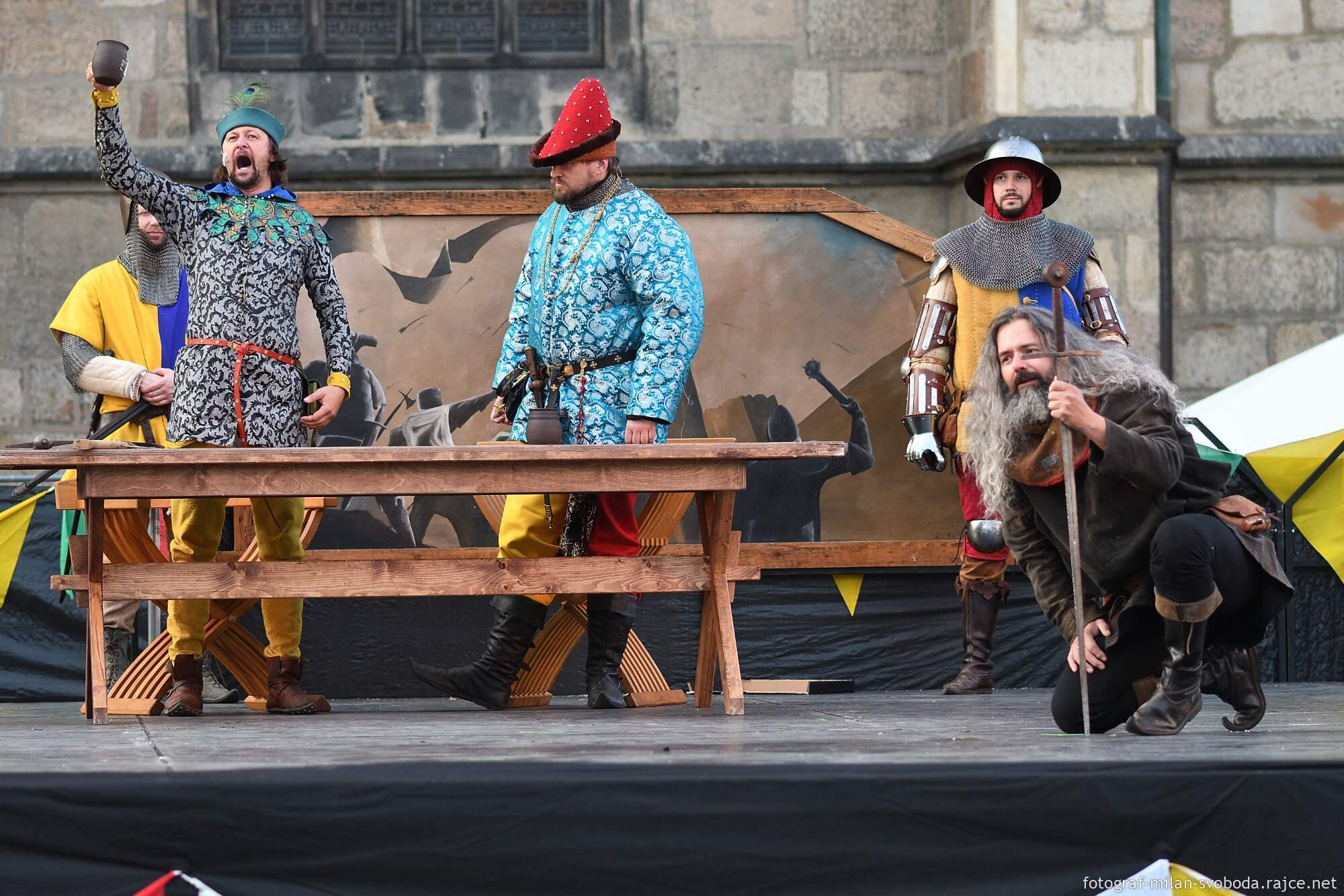 Pestrý program Historického víkendu, jenž se od pátku do neděle konal na několika místech v centru a Plzeňany přenesl do dob dávno minulých, přilákal tisíce nadšených diváků. Vláda krále Jana Lucemburského nabídla atmosféru z doby zásnub české princezny Markéty Lucemburské s vévodou Jindřichem Dolnobavorským. Vrcholem oslav byla sobota, kdy městem prošel průvod plzeňských strašidel, večer zakončila velkolepá ohňová show a pyromuzikál, tedy ohňostroj s ohnivými prvky za doprovodu hudby. (foto: M. Svoboda, 12.6.2022)