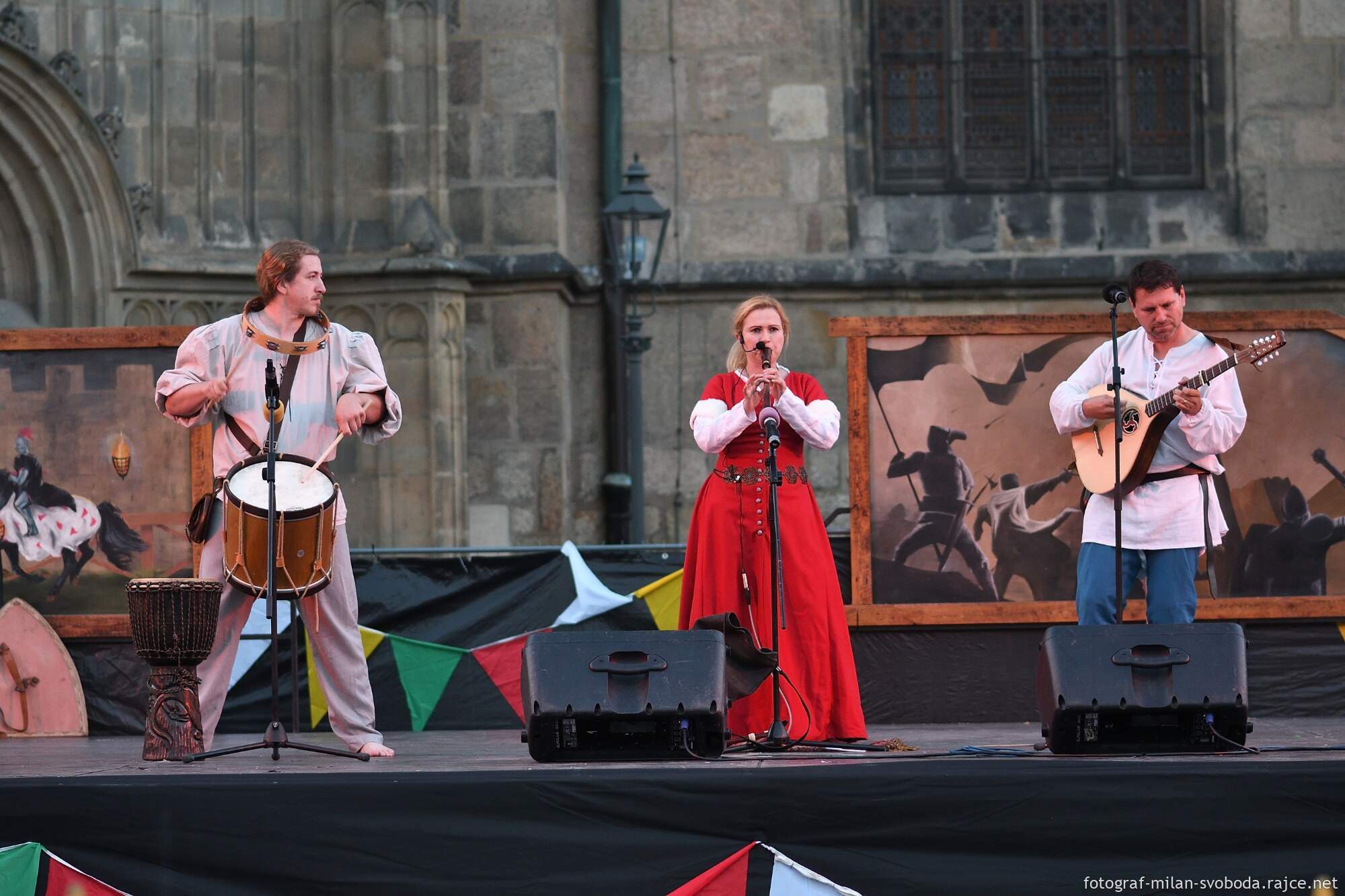 Pestrý program Historického víkendu, jenž se od pátku do neděle konal na několika místech v centru a Plzeňany přenesl do dob dávno minulých, přilákal tisíce nadšených diváků. Vláda krále Jana Lucemburského nabídla atmosféru z doby zásnub české princezny Markéty Lucemburské s vévodou Jindřichem Dolnobavorským. Vrcholem oslav byla sobota, kdy městem prošel průvod plzeňských strašidel, večer zakončila velkolepá ohňová show a pyromuzikál, tedy ohňostroj s ohnivými prvky za doprovodu hudby. (foto: M. Svoboda, 12.6.2022)