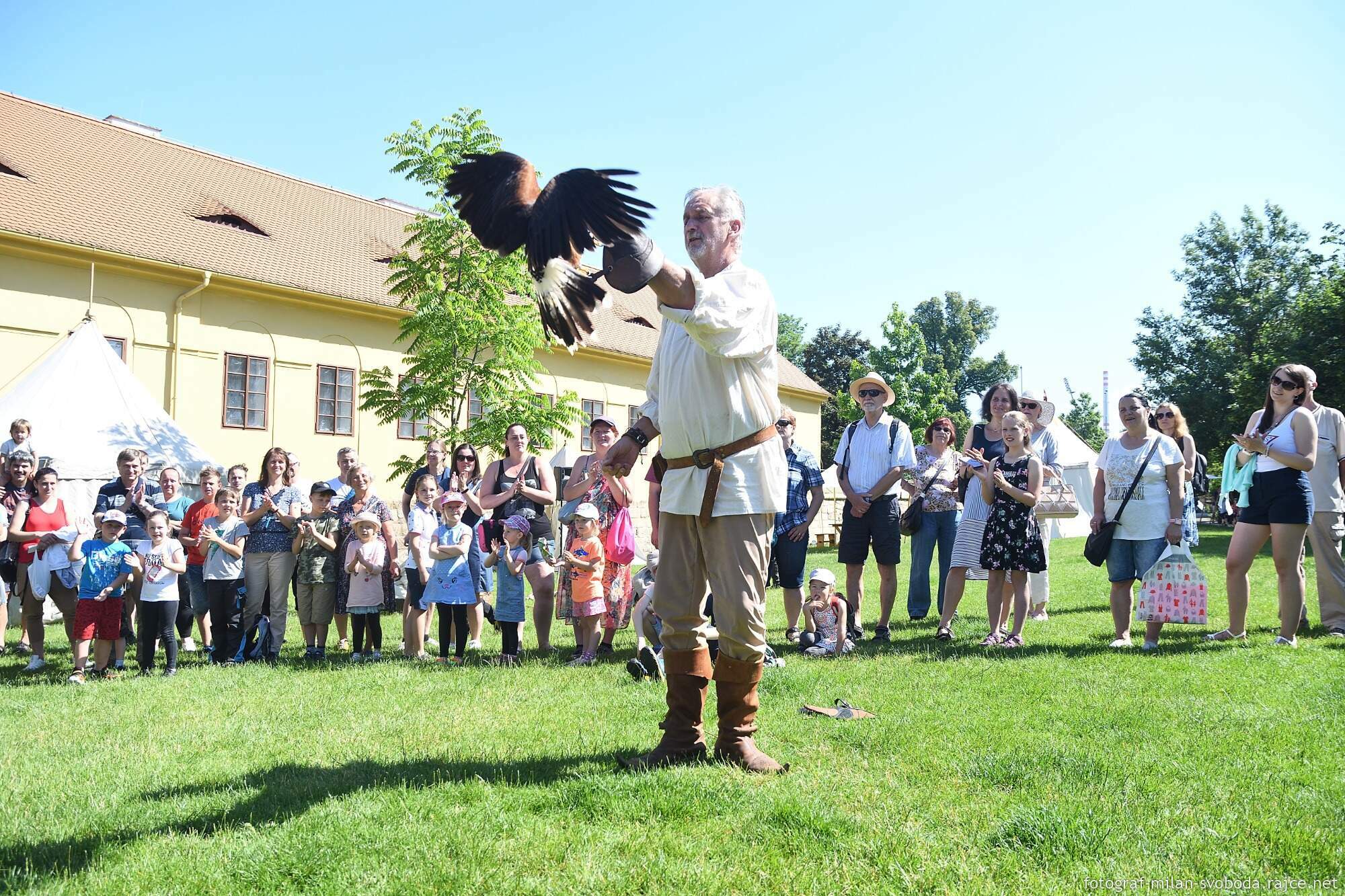Pestrý program Historického víkendu, jenž se od pátku do neděle konal na několika místech v centru a Plzeňany přenesl do dob dávno minulých, přilákal tisíce nadšených diváků. Vláda krále Jana Lucemburského nabídla atmosféru z doby zásnub české princezny Markéty Lucemburské s vévodou Jindřichem Dolnobavorským. Vrcholem oslav byla sobota, kdy městem prošel průvod plzeňských strašidel, večer zakončila velkolepá ohňová show a pyromuzikál, tedy ohňostroj s ohnivými prvky za doprovodu hudby. (foto: M. Svoboda, 12.6.2022)