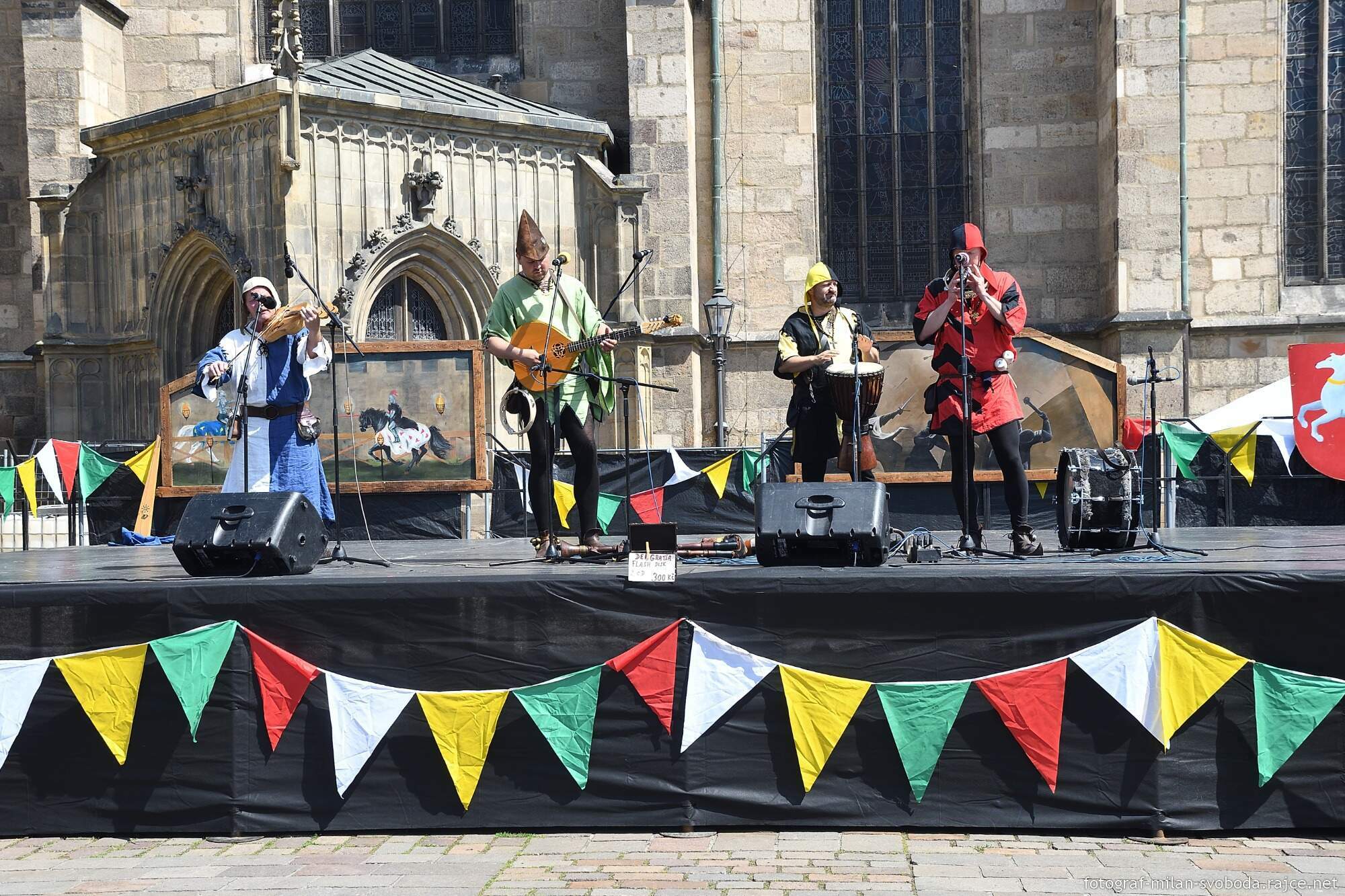 Pestrý program Historického víkendu, jenž se od pátku do neděle konal na několika místech v centru a Plzeňany přenesl do dob dávno minulých, přilákal tisíce nadšených diváků. Vláda krále Jana Lucemburského nabídla atmosféru z doby zásnub české princezny Markéty Lucemburské s vévodou Jindřichem Dolnobavorským. Vrcholem oslav byla sobota, kdy městem prošel průvod plzeňských strašidel, večer zakončila velkolepá ohňová show a pyromuzikál, tedy ohňostroj s ohnivými prvky za doprovodu hudby. (foto: M. Svoboda, 12.6.2022)