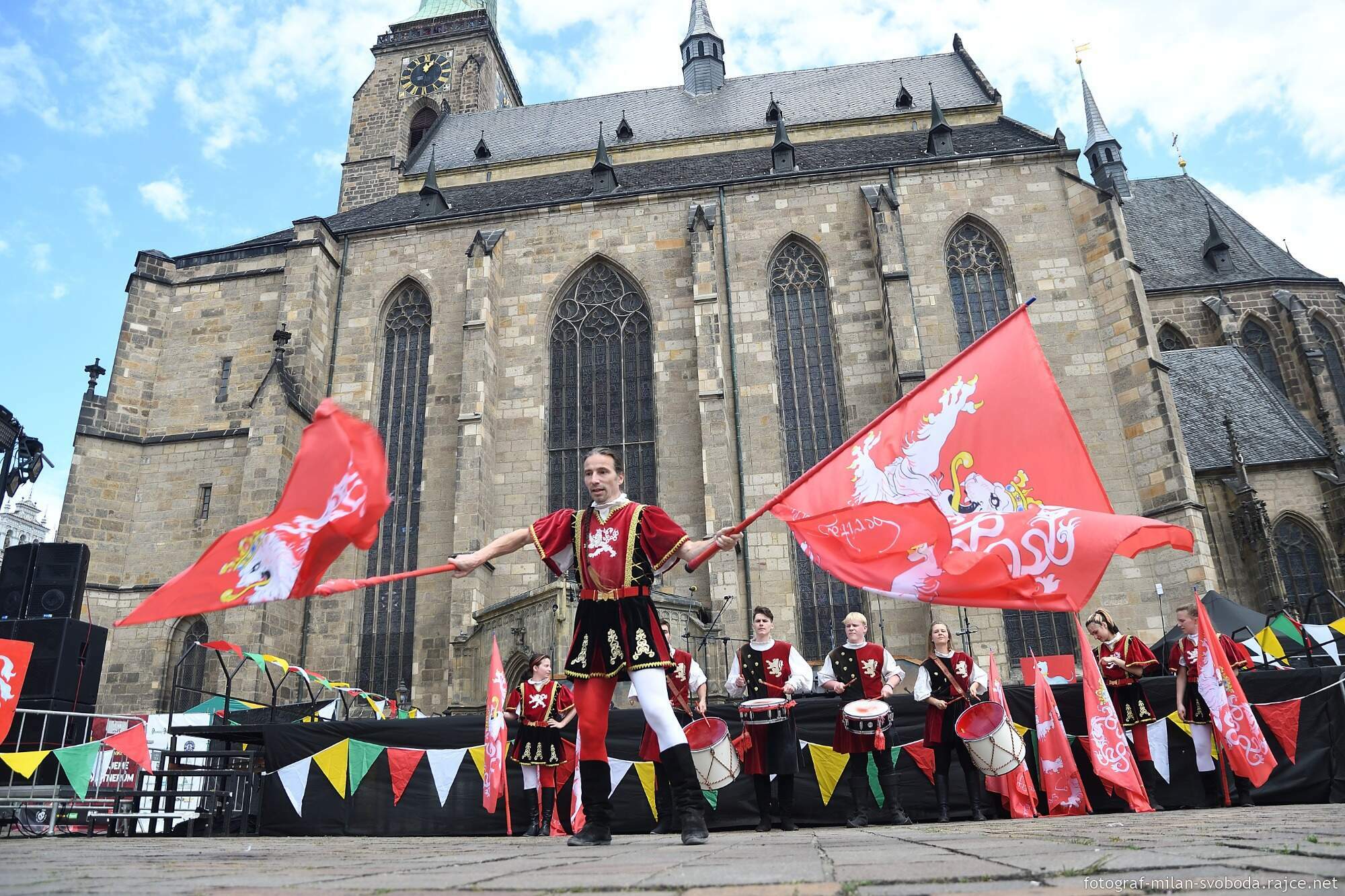 Pestrý program Historického víkendu, jenž se od pátku do neděle konal na několika místech v centru a Plzeňany přenesl do dob dávno minulých, přilákal tisíce nadšených diváků. Vláda krále Jana Lucemburského nabídla atmosféru z doby zásnub české princezny Markéty Lucemburské s vévodou Jindřichem Dolnobavorským. Vrcholem oslav byla sobota, kdy městem prošel průvod plzeňských strašidel, večer zakončila velkolepá ohňová show a pyromuzikál, tedy ohňostroj s ohnivými prvky za doprovodu hudby. (foto: M. Svoboda, 12.6.2022)