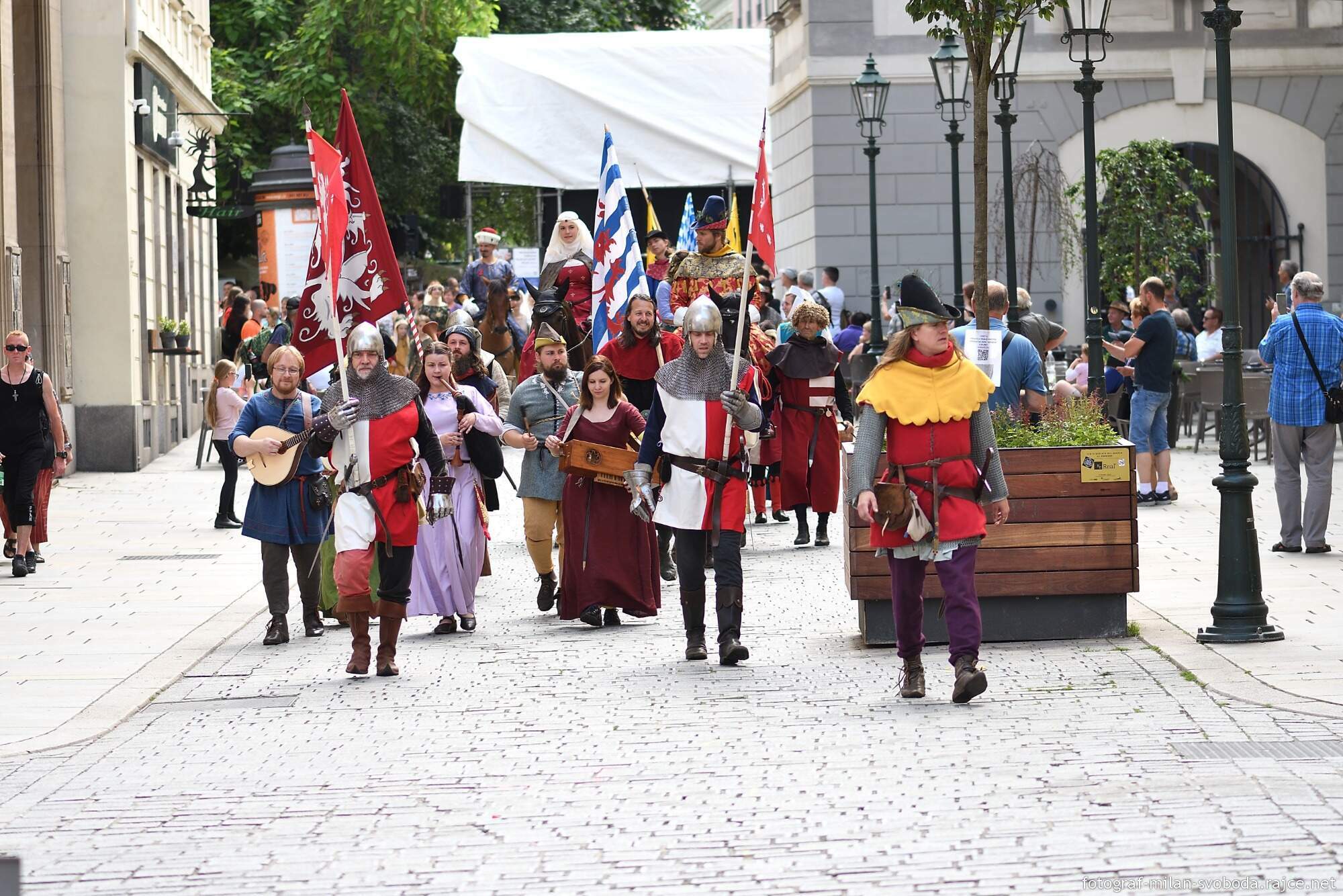 Pestrý program Historického víkendu, jenž se od pátku do neděle konal na několika místech v centru a Plzeňany přenesl do dob dávno minulých, přilákal tisíce nadšených diváků. Vláda krále Jana Lucemburského nabídla atmosféru z doby zásnub české princezny Markéty Lucemburské s vévodou Jindřichem Dolnobavorským. Vrcholem oslav byla sobota, kdy městem prošel průvod plzeňských strašidel, večer zakončila velkolepá ohňová show a pyromuzikál, tedy ohňostroj s ohnivými prvky za doprovodu hudby. (foto: M. Svoboda, 12.6.2022)