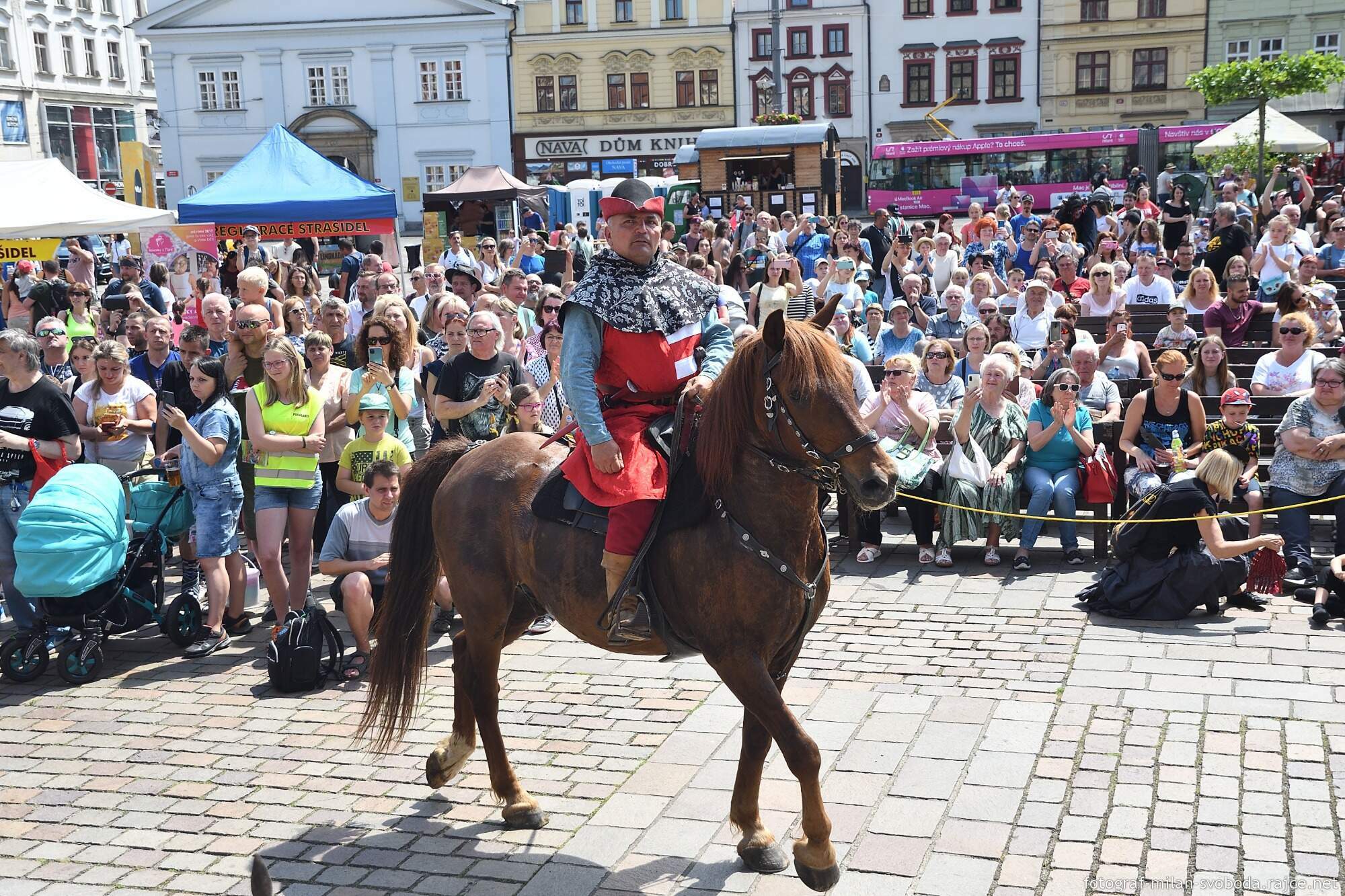 Pestrý program Historického víkendu, jenž se od pátku do neděle konal na několika místech v centru a Plzeňany přenesl do dob dávno minulých, přilákal tisíce nadšených diváků. Vláda krále Jana Lucemburského nabídla atmosféru z doby zásnub české princezny Markéty Lucemburské s vévodou Jindřichem Dolnobavorským. Vrcholem oslav byla sobota, kdy městem prošel průvod plzeňských strašidel, večer zakončila velkolepá ohňová show a pyromuzikál, tedy ohňostroj s ohnivými prvky za doprovodu hudby. (foto: M. Svoboda, 12.6.2022)