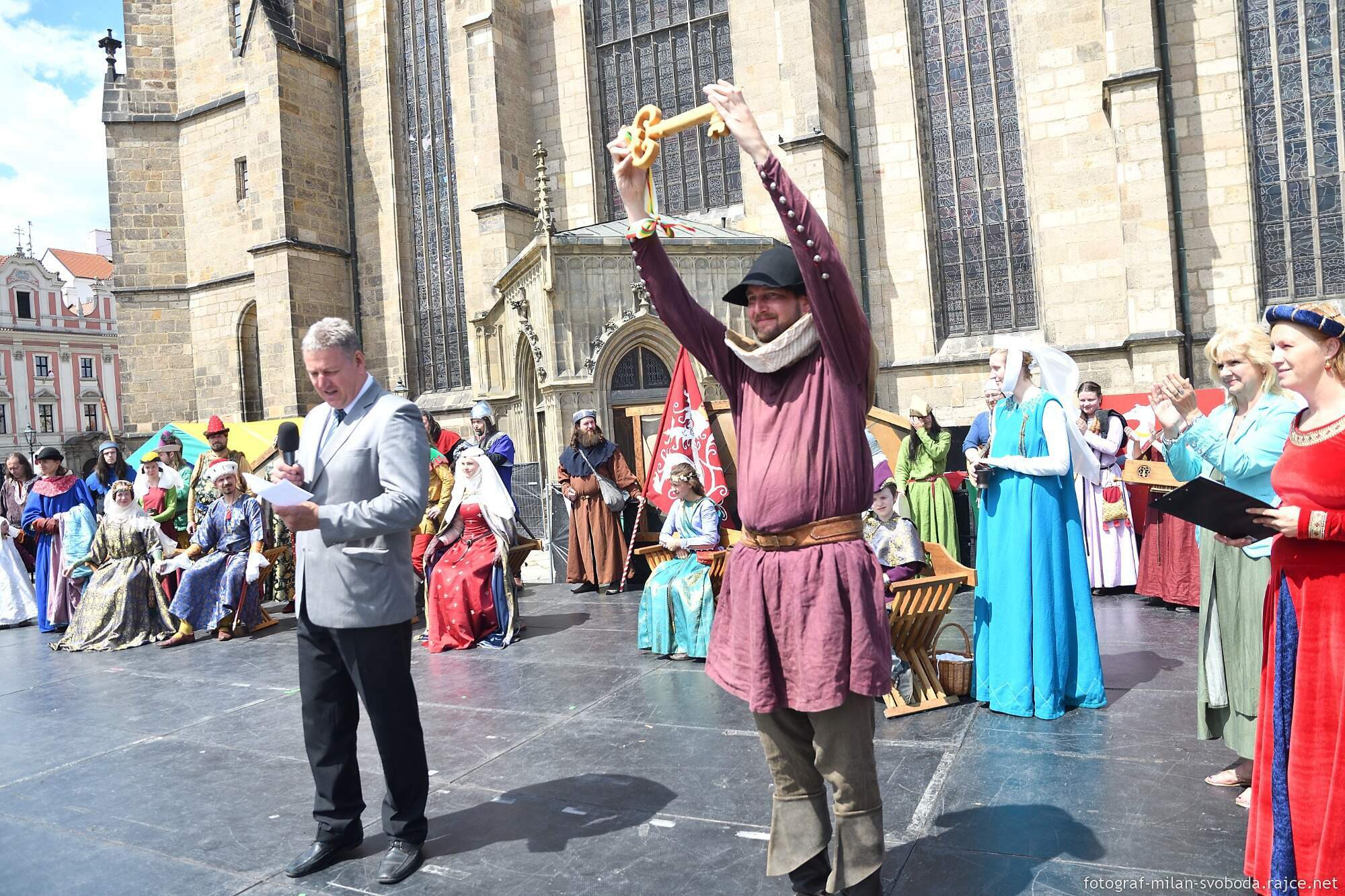 Pestrý program Historického víkendu, jenž se od pátku do neděle konal na několika místech v centru a Plzeňany přenesl do dob dávno minulých, přilákal tisíce nadšených diváků. Vláda krále Jana Lucemburského nabídla atmosféru z doby zásnub české princezny Markéty Lucemburské s vévodou Jindřichem Dolnobavorským. Vrcholem oslav byla sobota, kdy městem prošel průvod plzeňských strašidel, večer zakončila velkolepá ohňová show a pyromuzikál, tedy ohňostroj s ohnivými prvky za doprovodu hudby. (foto: M. Svoboda, 12.6.2022)