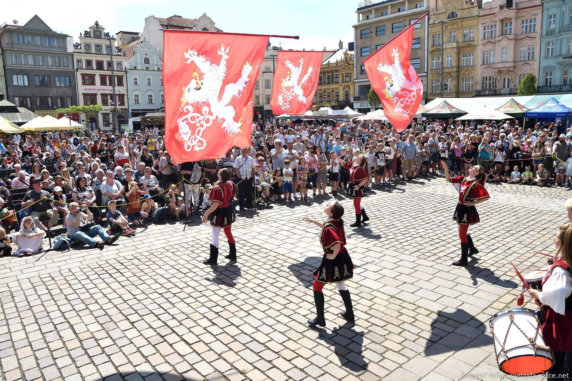 Pestrý program Historického víkendu, jenž se od pátku do neděle konal na několika místech v centru a Plzeňany přenesl do dob dávno minulých, přilákal tisíce nadšených diváků. Vláda krále Jana Lucemburského nabídla atmosféru z doby zásnub české princezny Markéty Lucemburské s vévodou Jindřichem Dolnobavorským. Vrcholem oslav byla sobota, kdy městem prošel průvod plzeňských strašidel, večer zakončila velkolepá ohňová show a pyromuzikál, tedy ohňostroj s ohnivými prvky za doprovodu hudby. (foto: M. Svoboda, 12.6.2022)