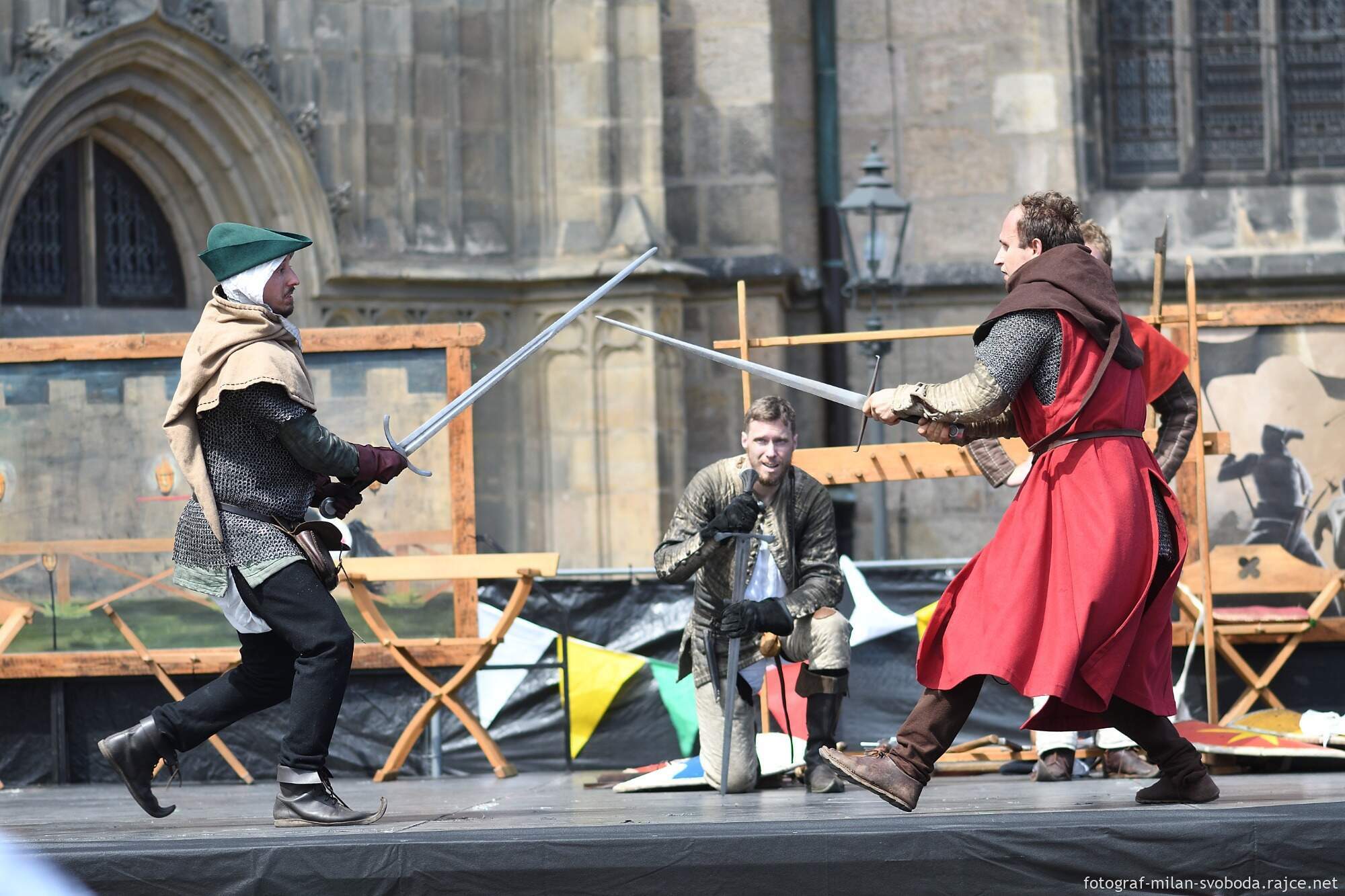 Pestrý program Historického víkendu, jenž se od pátku do neděle konal na několika místech v centru a Plzeňany přenesl do dob dávno minulých, přilákal tisíce nadšených diváků. Vláda krále Jana Lucemburského nabídla atmosféru z doby zásnub české princezny Markéty Lucemburské s vévodou Jindřichem Dolnobavorským. Vrcholem oslav byla sobota, kdy městem prošel průvod plzeňských strašidel, večer zakončila velkolepá ohňová show a pyromuzikál, tedy ohňostroj s ohnivými prvky za doprovodu hudby. (foto: M. Svoboda, 12.6.2022)