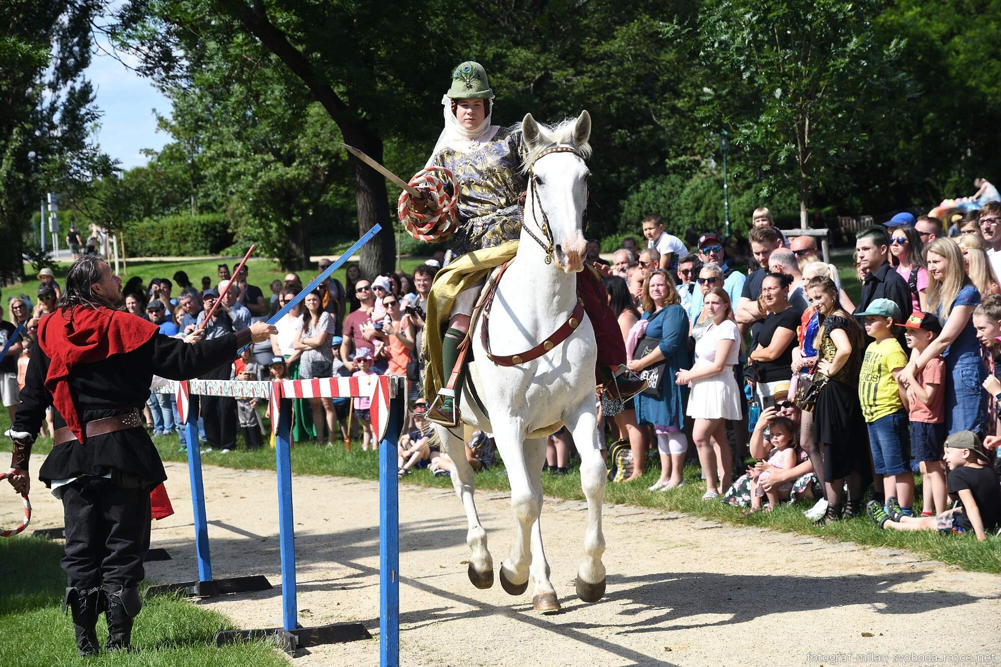 Pestrý program Historického víkendu, jenž se od pátku do neděle konal na několika místech v centru a Plzeňany přenesl do dob dávno minulých, přilákal tisíce nadšených diváků. Vláda krále Jana Lucemburského nabídla atmosféru z doby zásnub české princezny Markéty Lucemburské s vévodou Jindřichem Dolnobavorským. Vrcholem oslav byla sobota, kdy městem prošel průvod plzeňských strašidel, večer zakončila velkolepá ohňová show a pyromuzikál, tedy ohňostroj s ohnivými prvky za doprovodu hudby. (foto: M. Svoboda, 12.6.2022)