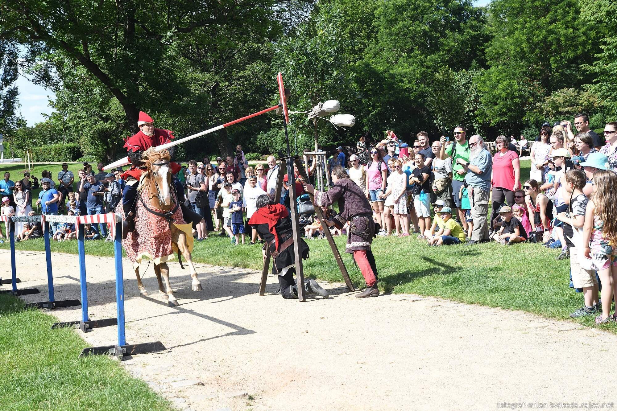 Pestrý program Historického víkendu, jenž se od pátku do neděle konal na několika místech v centru a Plzeňany přenesl do dob dávno minulých, přilákal tisíce nadšených diváků. Vláda krále Jana Lucemburského nabídla atmosféru z doby zásnub české princezny Markéty Lucemburské s vévodou Jindřichem Dolnobavorským. Vrcholem oslav byla sobota, kdy městem prošel průvod plzeňských strašidel, večer zakončila velkolepá ohňová show a pyromuzikál, tedy ohňostroj s ohnivými prvky za doprovodu hudby. (foto: M. Svoboda, 12.6.2022)