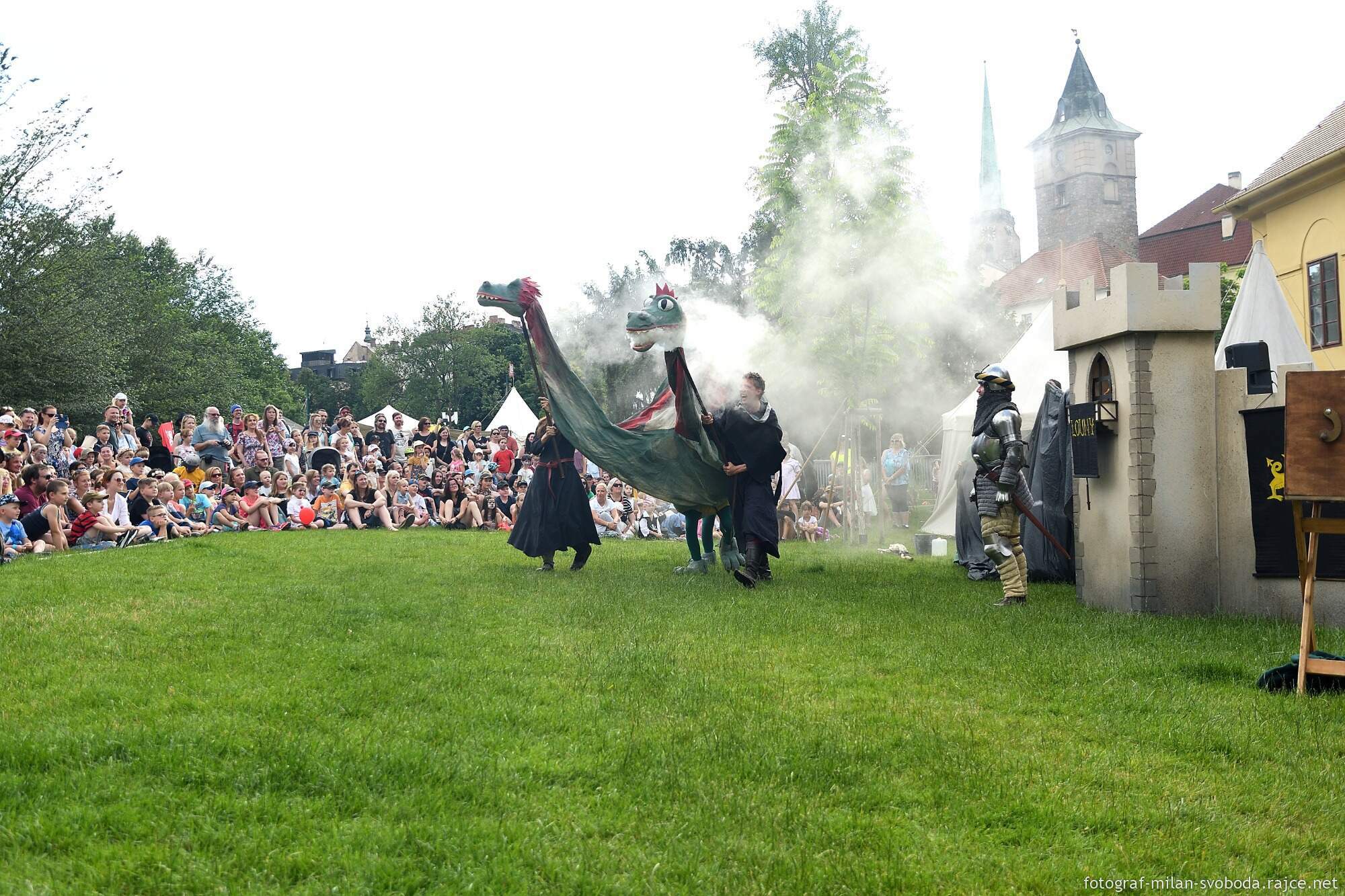 Pestrý program Historického víkendu, jenž se od pátku do neděle konal na několika místech v centru a Plzeňany přenesl do dob dávno minulých, přilákal tisíce nadšených diváků. Vláda krále Jana Lucemburského nabídla atmosféru z doby zásnub české princezny Markéty Lucemburské s vévodou Jindřichem Dolnobavorským. Vrcholem oslav byla sobota, kdy městem prošel průvod plzeňských strašidel, večer zakončila velkolepá ohňová show a pyromuzikál, tedy ohňostroj s ohnivými prvky za doprovodu hudby. (foto: M. Svoboda, 12.6.2022)