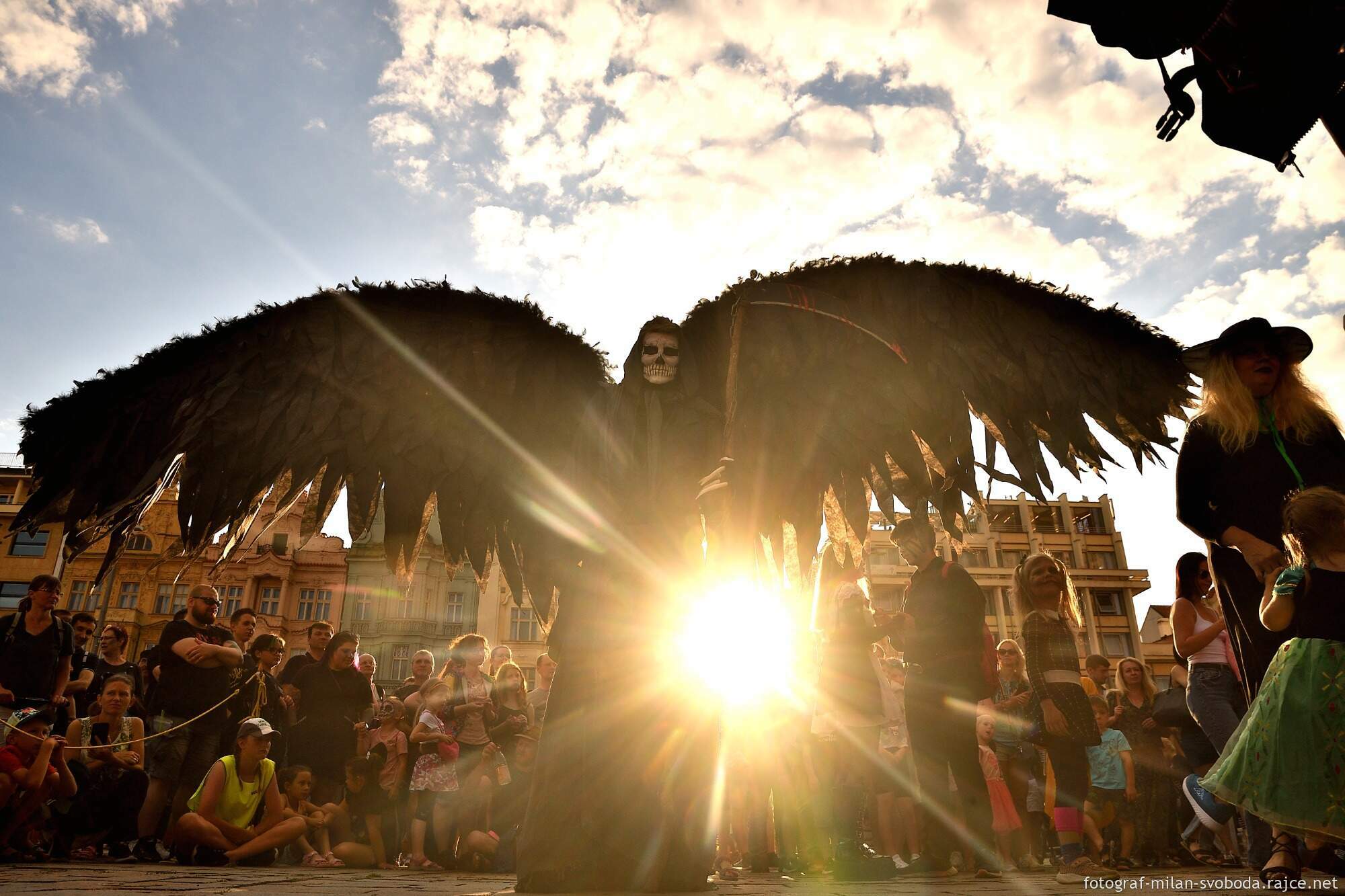 Pestrý program Historického víkendu, jenž se od pátku do neděle konal na několika místech v centru a Plzeňany přenesl do dob dávno minulých, přilákal tisíce nadšených diváků. Vláda krále Jana Lucemburského nabídla atmosféru z doby zásnub české princezny Markéty Lucemburské s vévodou Jindřichem Dolnobavorským. Vrcholem oslav byla sobota, kdy městem prošel průvod plzeňských strašidel, večer zakončila velkolepá ohňová show a pyromuzikál, tedy ohňostroj s ohnivými prvky za doprovodu hudby. (foto: M. Svoboda, 12.6.2022)