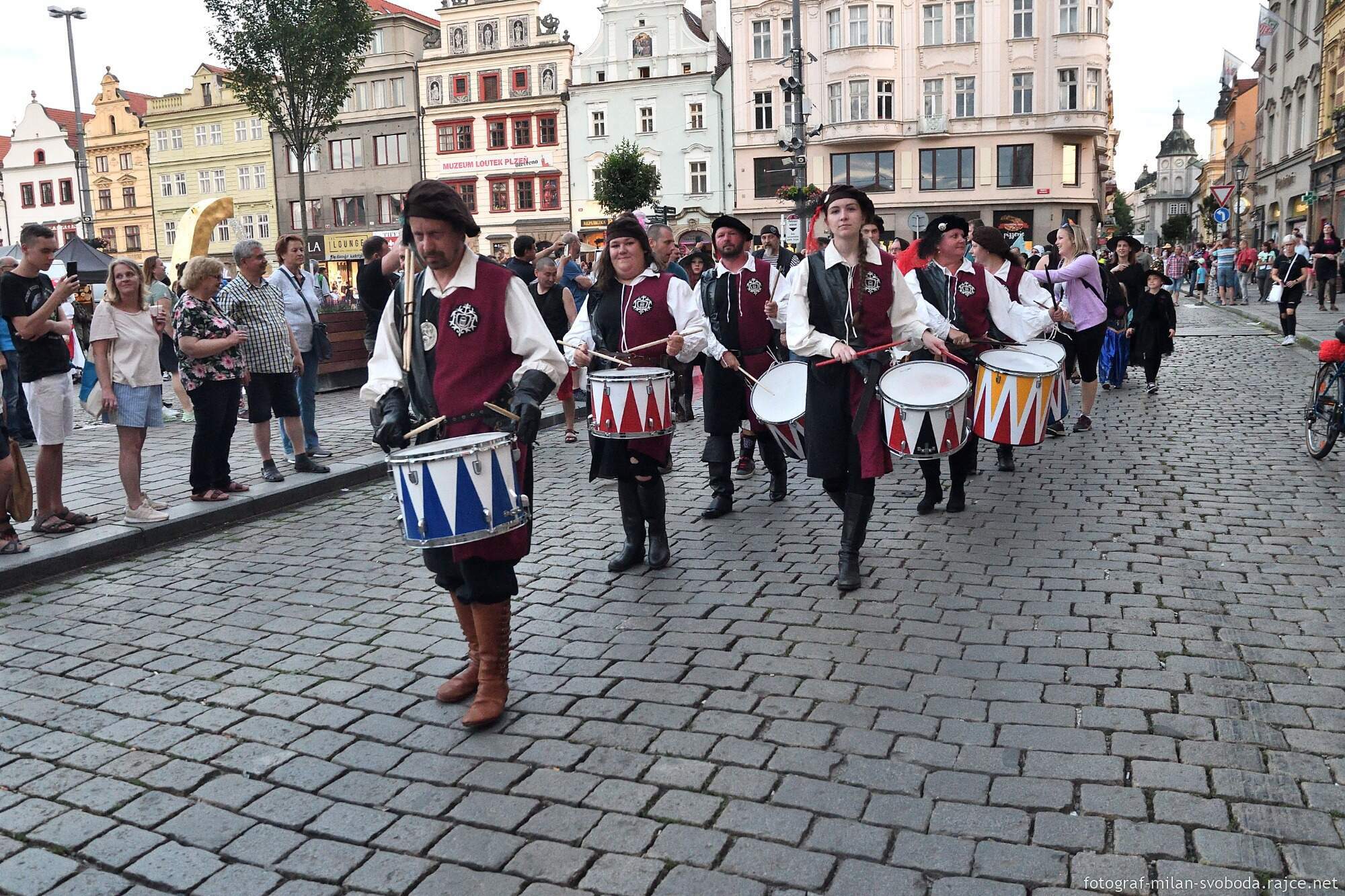 Pestrý program Historického víkendu, jenž se od pátku do neděle konal na několika místech v centru a Plzeňany přenesl do dob dávno minulých, přilákal tisíce nadšených diváků. Vláda krále Jana Lucemburského nabídla atmosféru z doby zásnub české princezny Markéty Lucemburské s vévodou Jindřichem Dolnobavorským. Vrcholem oslav byla sobota, kdy městem prošel průvod plzeňských strašidel, večer zakončila velkolepá ohňová show a pyromuzikál, tedy ohňostroj s ohnivými prvky za doprovodu hudby. (foto: M. Svoboda, 12.6.2022)