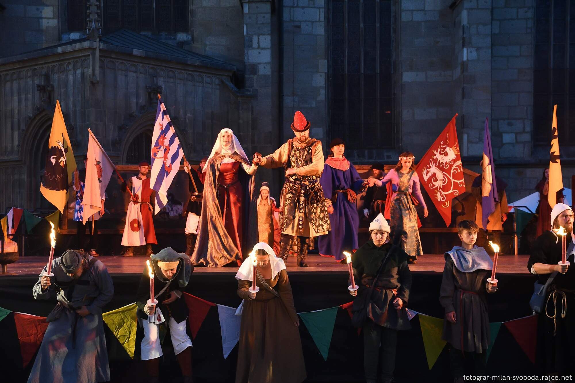 Pestrý program Historického víkendu, jenž se od pátku do neděle konal na několika místech v centru a Plzeňany přenesl do dob dávno minulých, přilákal tisíce nadšených diváků. Vláda krále Jana Lucemburského nabídla atmosféru z doby zásnub české princezny Markéty Lucemburské s vévodou Jindřichem Dolnobavorským. Vrcholem oslav byla sobota, kdy městem prošel průvod plzeňských strašidel, večer zakončila velkolepá ohňová show a pyromuzikál, tedy ohňostroj s ohnivými prvky za doprovodu hudby. (foto: M. Svoboda, 12.6.2022)