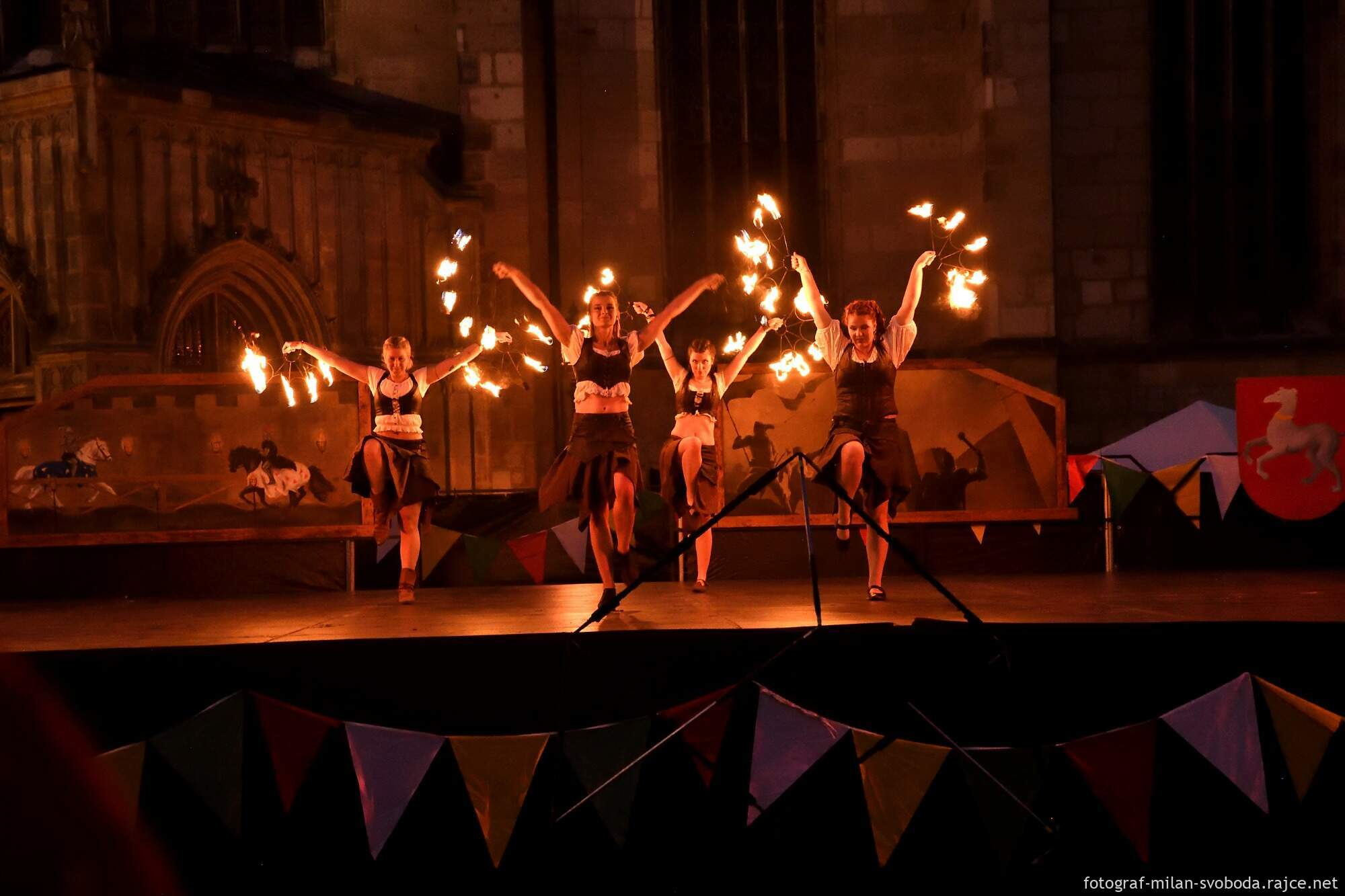 Pestrý program Historického víkendu, jenž se od pátku do neděle konal na několika místech v centru a Plzeňany přenesl do dob dávno minulých, přilákal tisíce nadšených diváků. Vláda krále Jana Lucemburského nabídla atmosféru z doby zásnub české princezny Markéty Lucemburské s vévodou Jindřichem Dolnobavorským. Vrcholem oslav byla sobota, kdy městem prošel průvod plzeňských strašidel, večer zakončila velkolepá ohňová show a pyromuzikál, tedy ohňostroj s ohnivými prvky za doprovodu hudby. (foto: M. Svoboda, 12.6.2022)