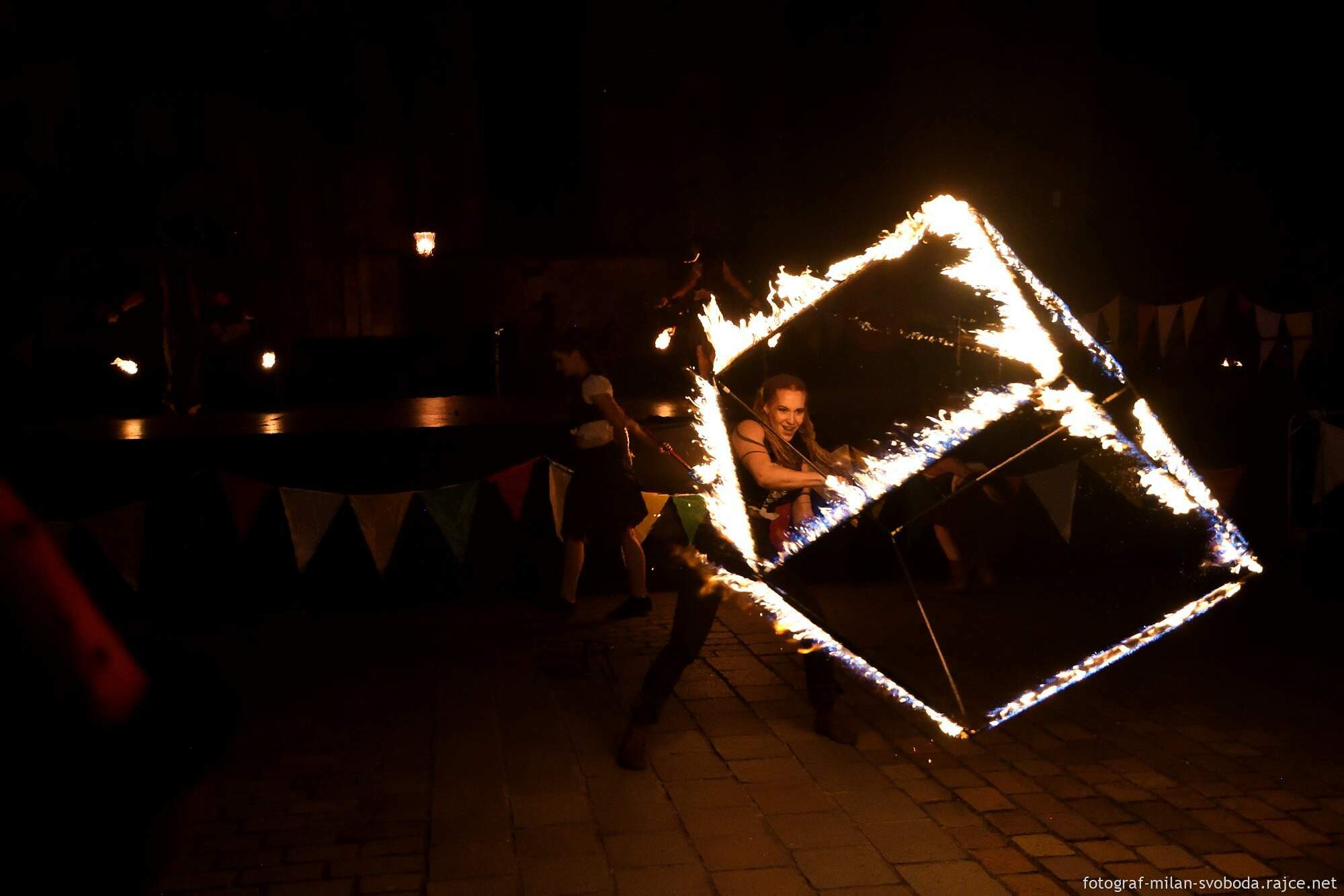 Pestrý program Historického víkendu, jenž se od pátku do neděle konal na několika místech v centru a Plzeňany přenesl do dob dávno minulých, přilákal tisíce nadšených diváků. Vláda krále Jana Lucemburského nabídla atmosféru z doby zásnub české princezny Markéty Lucemburské s vévodou Jindřichem Dolnobavorským. Vrcholem oslav byla sobota, kdy městem prošel průvod plzeňských strašidel, večer zakončila velkolepá ohňová show a pyromuzikál, tedy ohňostroj s ohnivými prvky za doprovodu hudby. (foto: M. Svoboda, 12.6.2022)