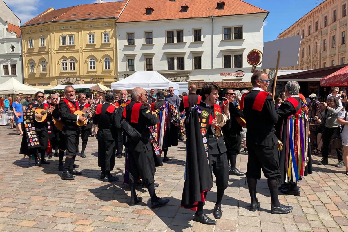 Radost z hudby i tance a také spoustu energie. To rozdávali minulý týden na mnoha místech Plzně i plzeňského regionu účastníci Mezinárodního folklorního festivalu CIOFF® Plzeň. Uskutečnil se od 8. do 11. června 2022 po tříleté přestávce, neboť v letech 2020 a 2021 se kvůli pandemii onemocnění covid-19 konat nemohl. (zdroj: Mezinárodní folklorní festival CIOFF® Plzeň, 12.6.2022)