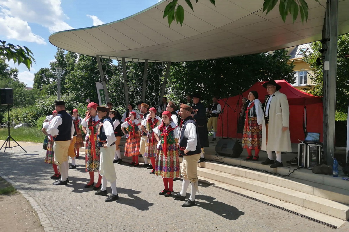 Radost z hudby i tance a také spoustu energie. To rozdávali minulý týden na mnoha místech Plzně i plzeňského regionu účastníci Mezinárodního folklorního festivalu CIOFF® Plzeň. Uskutečnil se od 8. do 11. června 2022 po tříleté přestávce, neboť v letech 2020 a 2021 se kvůli pandemii onemocnění covid-19 konat nemohl. (zdroj: Mezinárodní folklorní festival CIOFF® Plzeň, 12.6.2022)
