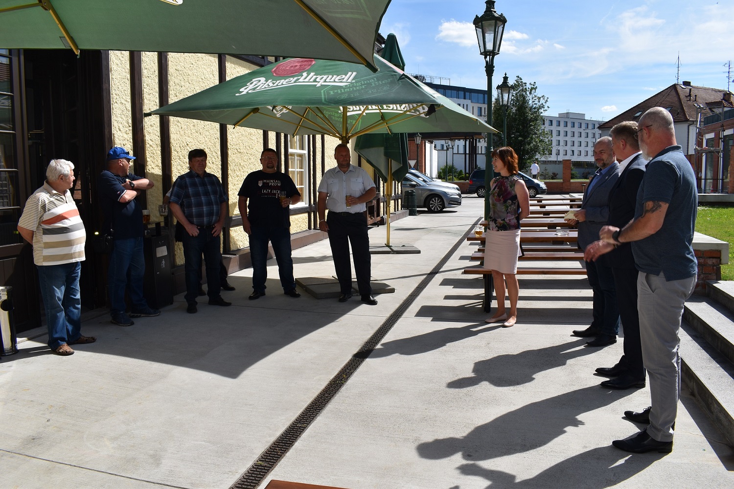 Setkání se uskutečnilo v prostorách zahradního pavilonu Formanka v Plzeňském Prazdroji a přítomni byli i radní města Plzně pro oblast bezpečnosti Martin Zrzavecký a vedoucí magistrátního odboru bezpečnosti, prevence kriminality a krizového řízení Aleš Průša. Cílem bylo poděkovat velitelům a jejich prostřednictvím i všem členům 16 jednotek dobrovolných hasičů, jež na území Plzně působí, a to za jejich průběžnou činnost i za pomoc v době pandemie covidu-19 a při řešení uprchlické krize související s válkou na Ukrajině. (foto: E. Barborková, 16.6.2022)