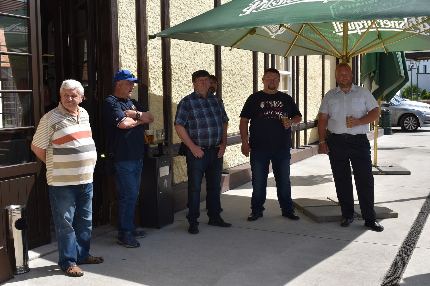 Setkání se uskutečnilo v prostorách zahradního pavilonu Formanka v Plzeňském Prazdroji a přítomni byli i radní města Plzně pro oblast bezpečnosti Martin Zrzavecký a vedoucí magistrátního odboru bezpečnosti, prevence kriminality a krizového řízení Aleš Průša. Cílem bylo poděkovat velitelům a jejich prostřednictvím i všem členům 16 jednotek dobrovolných hasičů, jež na území Plzně působí, a to za jejich průběžnou činnost i za pomoc v době pandemie covidu-19 a při řešení uprchlické krize související s válkou na Ukrajině. (foto: E. Barborková, 16.6.2022)