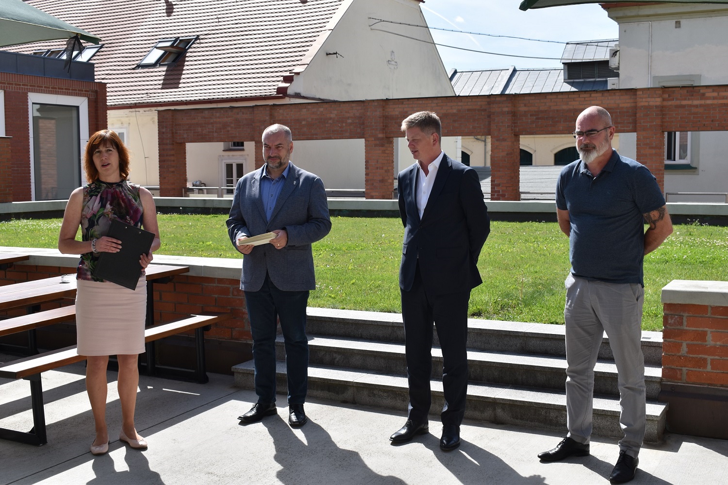 Setkání se uskutečnilo v prostorách zahradního pavilonu Formanka v Plzeňském Prazdroji a přítomni byli i radní města Plzně pro oblast bezpečnosti Martin Zrzavecký a vedoucí magistrátního odboru bezpečnosti, prevence kriminality a krizového řízení Aleš Průša. Cílem bylo poděkovat velitelům a jejich prostřednictvím i všem členům 16 jednotek dobrovolných hasičů, jež na území Plzně působí, a to za jejich průběžnou činnost i za pomoc v době pandemie covidu-19 a při řešení uprchlické krize související s válkou na Ukrajině. (foto: E. Barborková, 16.6.2022)