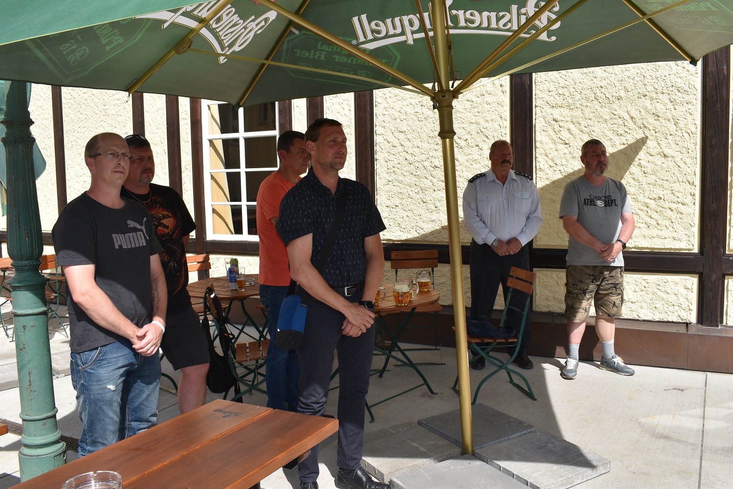 Setkání se uskutečnilo v prostorách zahradního pavilonu Formanka v Plzeňském Prazdroji a přítomni byli i radní města Plzně pro oblast bezpečnosti Martin Zrzavecký a vedoucí magistrátního odboru bezpečnosti, prevence kriminality a krizového řízení Aleš Průša. Cílem bylo poděkovat velitelům a jejich prostřednictvím i všem členům 16 jednotek dobrovolných hasičů, jež na území Plzně působí, a to za jejich průběžnou činnost i za pomoc v době pandemie covidu-19 a při řešení uprchlické krize související s válkou na Ukrajině. (foto: E. Barborková, 16.6.2022)