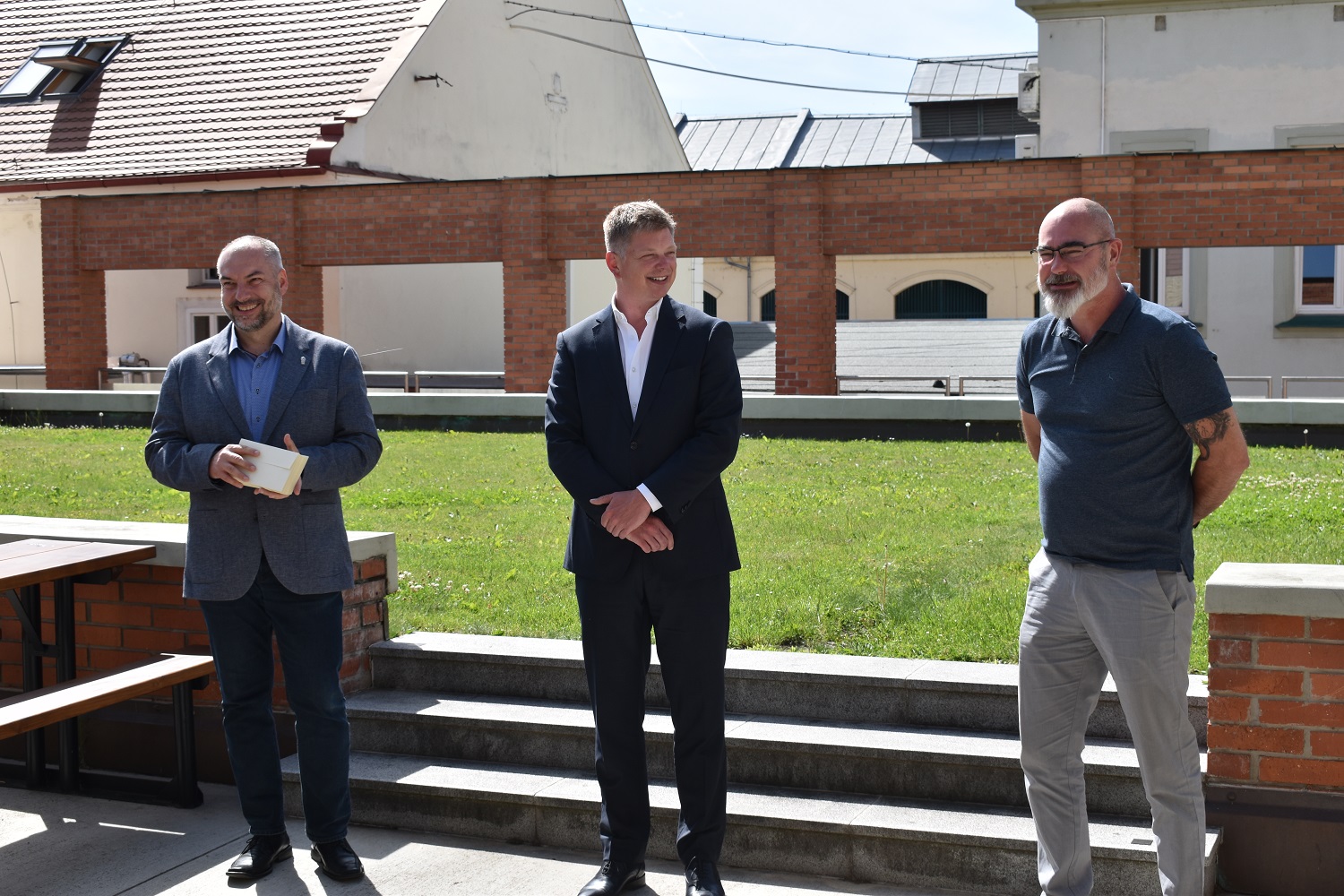 Setkání se uskutečnilo v prostorách zahradního pavilonu Formanka v Plzeňském Prazdroji a přítomni byli i radní města Plzně pro oblast bezpečnosti Martin Zrzavecký a vedoucí magistrátního odboru bezpečnosti, prevence kriminality a krizového řízení Aleš Průša. Cílem bylo poděkovat velitelům a jejich prostřednictvím i všem členům 16 jednotek dobrovolných hasičů, jež na území Plzně působí, a to za jejich průběžnou činnost i za pomoc v době pandemie covidu-19 a při řešení uprchlické krize související s válkou na Ukrajině. (foto: E. Barborková, 16.6.2022)