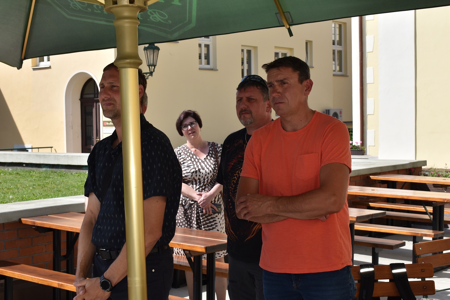 Setkání se uskutečnilo v prostorách zahradního pavilonu Formanka v Plzeňském Prazdroji a přítomni byli i radní města Plzně pro oblast bezpečnosti Martin Zrzavecký a vedoucí magistrátního odboru bezpečnosti, prevence kriminality a krizového řízení Aleš Průša. Cílem bylo poděkovat velitelům a jejich prostřednictvím i všem členům 16 jednotek dobrovolných hasičů, jež na území Plzně působí, a to za jejich průběžnou činnost i za pomoc v době pandemie covidu-19 a při řešení uprchlické krize související s válkou na Ukrajině. (foto: E. Barborková, 16.6.2022)