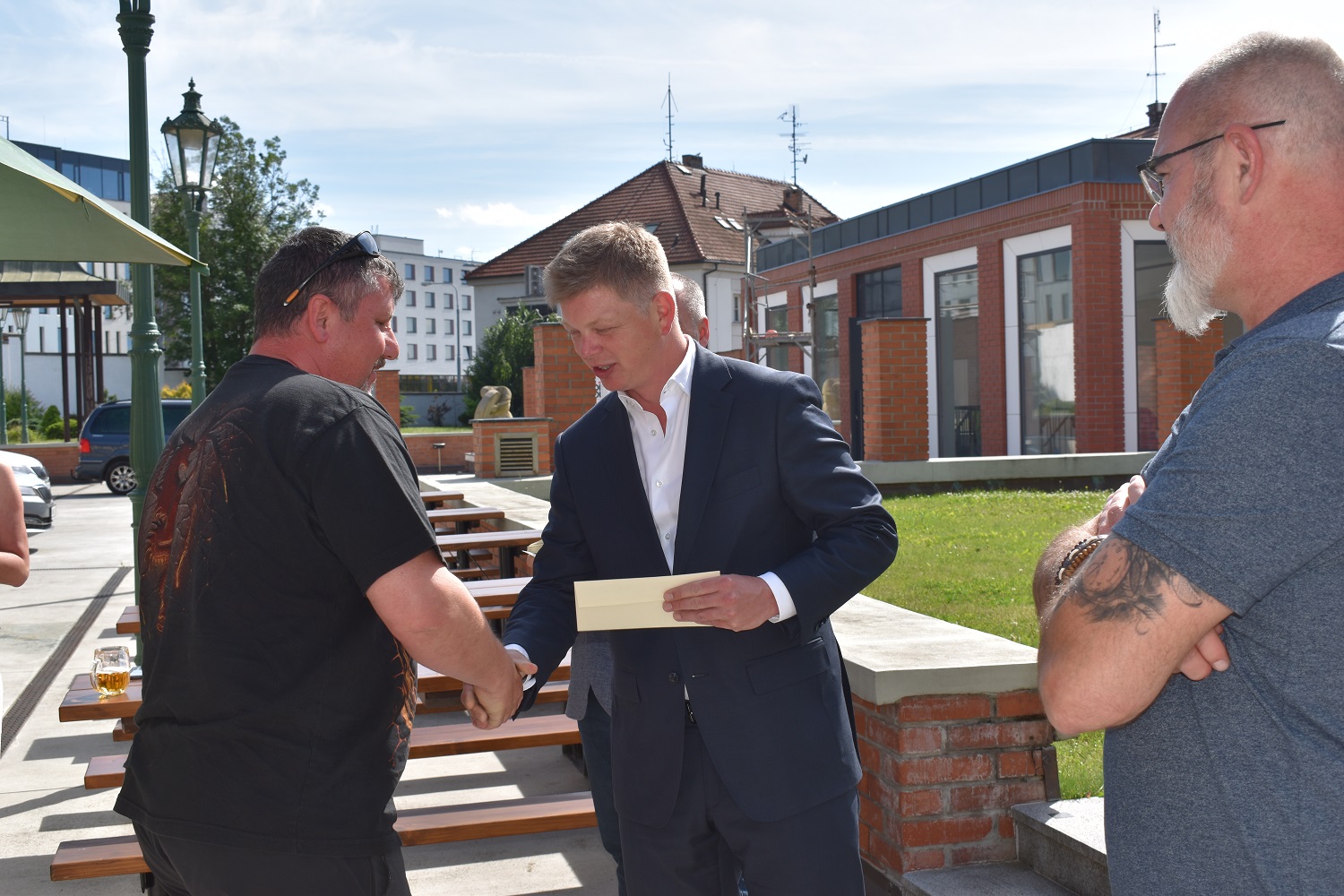 Setkání se uskutečnilo v prostorách zahradního pavilonu Formanka v Plzeňském Prazdroji a přítomni byli i radní města Plzně pro oblast bezpečnosti Martin Zrzavecký a vedoucí magistrátního odboru bezpečnosti, prevence kriminality a krizového řízení Aleš Průša. Cílem bylo poděkovat velitelům a jejich prostřednictvím i všem členům 16 jednotek dobrovolných hasičů, jež na území Plzně působí, a to za jejich průběžnou činnost i za pomoc v době pandemie covidu-19 a při řešení uprchlické krize související s válkou na Ukrajině. (foto: E. Barborková, 16.6.2022)