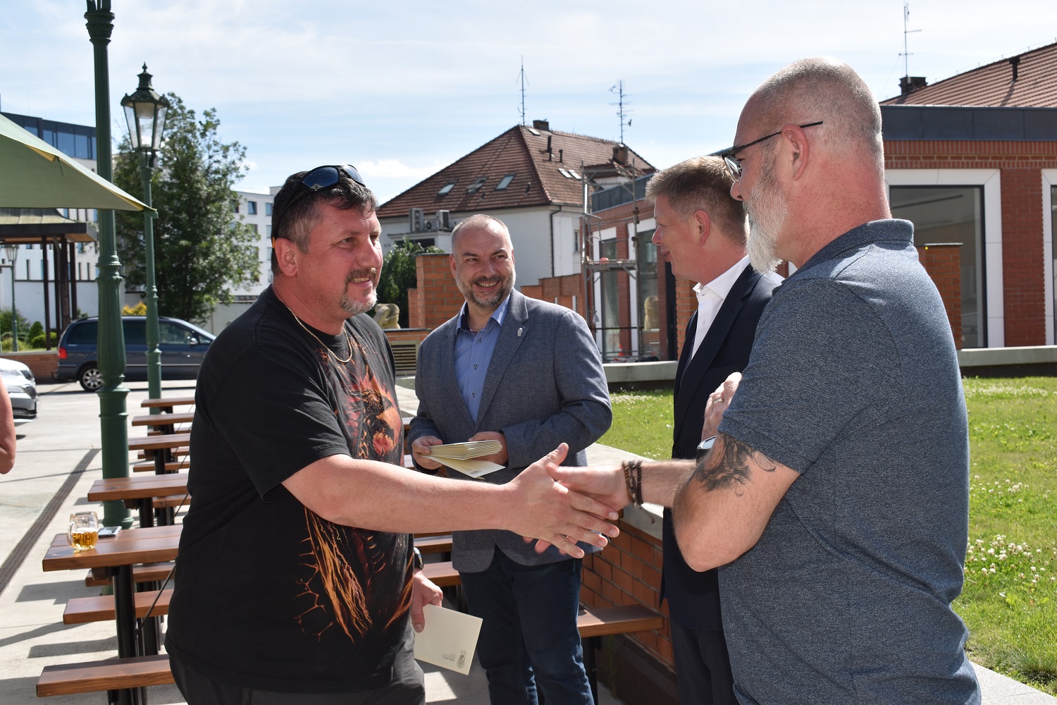 Setkání se uskutečnilo v prostorách zahradního pavilonu Formanka v Plzeňském Prazdroji a přítomni byli i radní města Plzně pro oblast bezpečnosti Martin Zrzavecký a vedoucí magistrátního odboru bezpečnosti, prevence kriminality a krizového řízení Aleš Průša. Cílem bylo poděkovat velitelům a jejich prostřednictvím i všem členům 16 jednotek dobrovolných hasičů, jež na území Plzně působí, a to za jejich průběžnou činnost i za pomoc v době pandemie covidu-19 a při řešení uprchlické krize související s válkou na Ukrajině. (foto: E. Barborková, 16.6.2022)