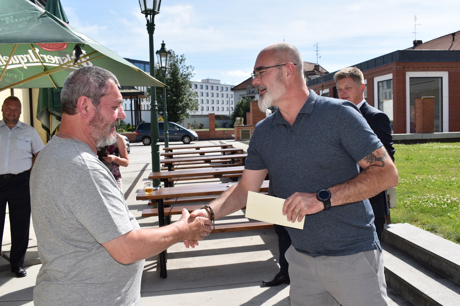 Setkání se uskutečnilo v prostorách zahradního pavilonu Formanka v Plzeňském Prazdroji a přítomni byli i radní města Plzně pro oblast bezpečnosti Martin Zrzavecký a vedoucí magistrátního odboru bezpečnosti, prevence kriminality a krizového řízení Aleš Průša. Cílem bylo poděkovat velitelům a jejich prostřednictvím i všem členům 16 jednotek dobrovolných hasičů, jež na území Plzně působí, a to za jejich průběžnou činnost i za pomoc v době pandemie covidu-19 a při řešení uprchlické krize související s válkou na Ukrajině. (foto: E. Barborková, 16.6.2022)