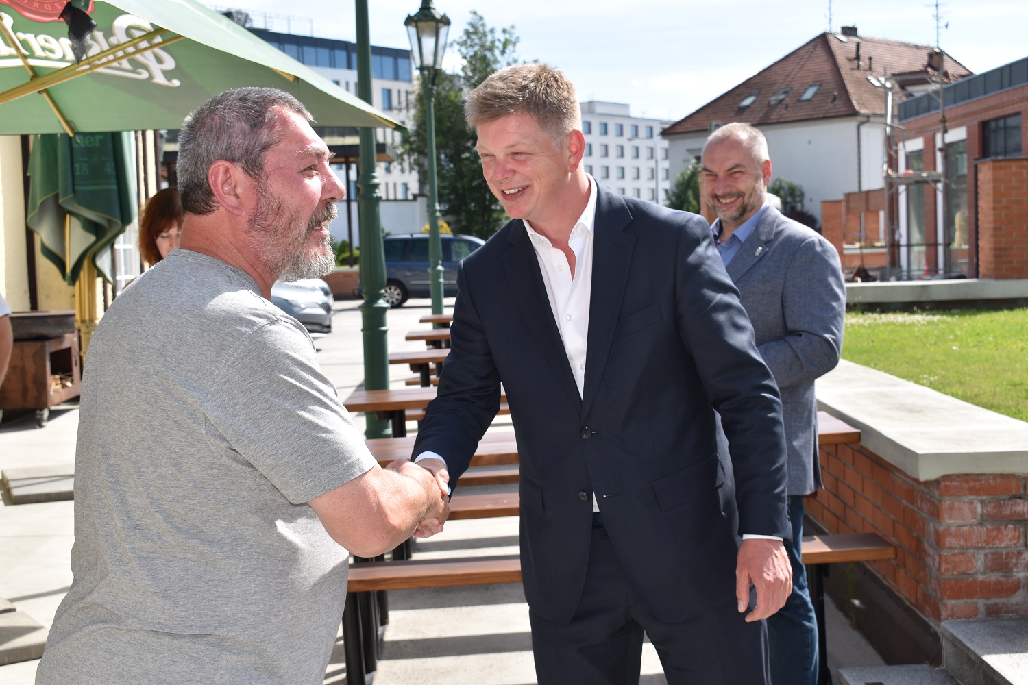 Setkání se uskutečnilo v prostorách zahradního pavilonu Formanka v Plzeňském Prazdroji a přítomni byli i radní města Plzně pro oblast bezpečnosti Martin Zrzavecký a vedoucí magistrátního odboru bezpečnosti, prevence kriminality a krizového řízení Aleš Průša. Cílem bylo poděkovat velitelům a jejich prostřednictvím i všem členům 16 jednotek dobrovolných hasičů, jež na území Plzně působí, a to za jejich průběžnou činnost i za pomoc v době pandemie covidu-19 a při řešení uprchlické krize související s válkou na Ukrajině. (foto: E. Barborková, 16.6.2022)