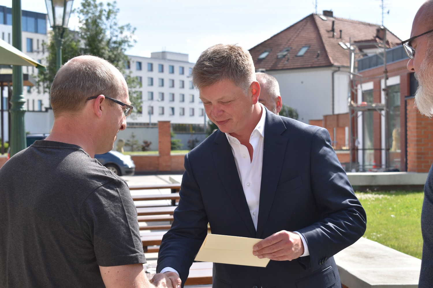 Setkání se uskutečnilo v prostorách zahradního pavilonu Formanka v Plzeňském Prazdroji a přítomni byli i radní města Plzně pro oblast bezpečnosti Martin Zrzavecký a vedoucí magistrátního odboru bezpečnosti, prevence kriminality a krizového řízení Aleš Průša. Cílem bylo poděkovat velitelům a jejich prostřednictvím i všem členům 16 jednotek dobrovolných hasičů, jež na území Plzně působí, a to za jejich průběžnou činnost i za pomoc v době pandemie covidu-19 a při řešení uprchlické krize související s válkou na Ukrajině. (foto: E. Barborková, 16.6.2022)