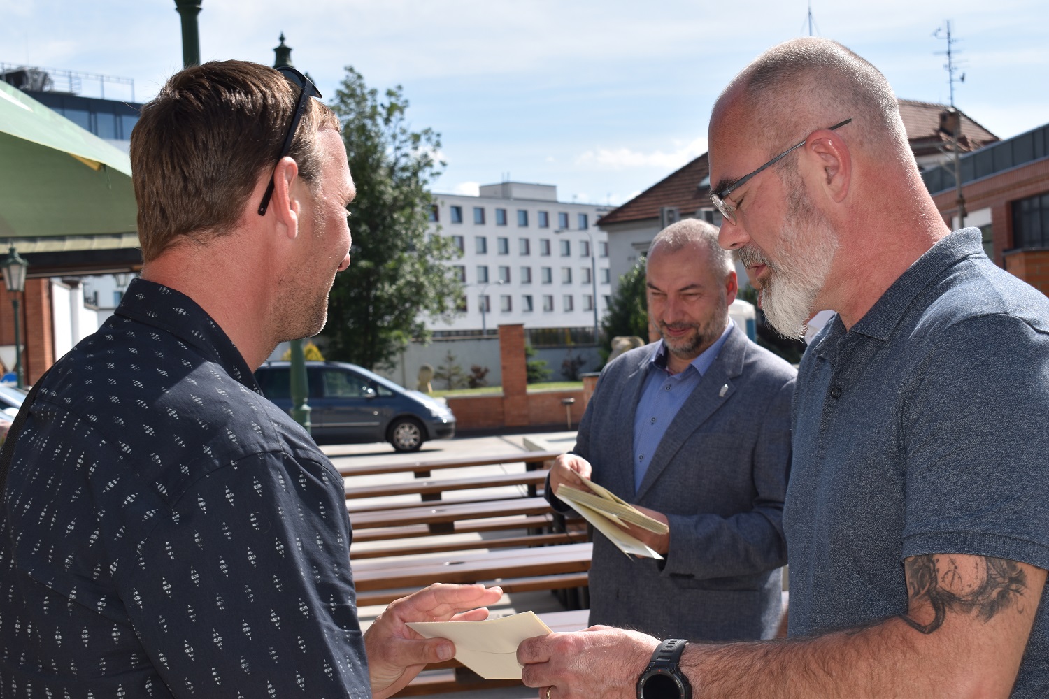 Setkání se uskutečnilo v prostorách zahradního pavilonu Formanka v Plzeňském Prazdroji a přítomni byli i radní města Plzně pro oblast bezpečnosti Martin Zrzavecký a vedoucí magistrátního odboru bezpečnosti, prevence kriminality a krizového řízení Aleš Průša. Cílem bylo poděkovat velitelům a jejich prostřednictvím i všem členům 16 jednotek dobrovolných hasičů, jež na území Plzně působí, a to za jejich průběžnou činnost i za pomoc v době pandemie covidu-19 a při řešení uprchlické krize související s válkou na Ukrajině. (foto: E. Barborková, 16.6.2022)
