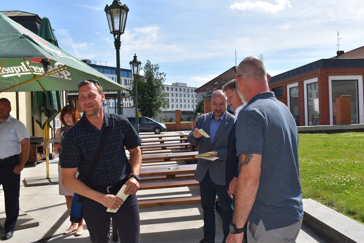 Setkání se uskutečnilo v prostorách zahradního pavilonu Formanka v Plzeňském Prazdroji a přítomni byli i radní města Plzně pro oblast bezpečnosti Martin Zrzavecký a vedoucí magistrátního odboru bezpečnosti, prevence kriminality a krizového řízení Aleš Průša. Cílem bylo poděkovat velitelům a jejich prostřednictvím i všem členům 16 jednotek dobrovolných hasičů, jež na území Plzně působí, a to za jejich průběžnou činnost i za pomoc v době pandemie covidu-19 a při řešení uprchlické krize související s válkou na Ukrajině. (foto: E. Barborková, 16.6.2022)