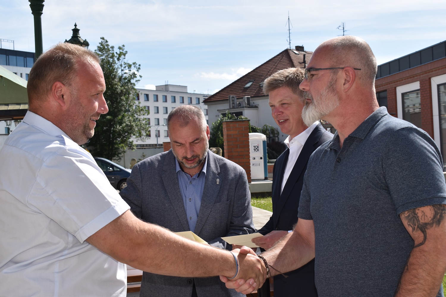 Setkání se uskutečnilo v prostorách zahradního pavilonu Formanka v Plzeňském Prazdroji a přítomni byli i radní města Plzně pro oblast bezpečnosti Martin Zrzavecký a vedoucí magistrátního odboru bezpečnosti, prevence kriminality a krizového řízení Aleš Průša. Cílem bylo poděkovat velitelům a jejich prostřednictvím i všem členům 16 jednotek dobrovolných hasičů, jež na území Plzně působí, a to za jejich průběžnou činnost i za pomoc v době pandemie covidu-19 a při řešení uprchlické krize související s válkou na Ukrajině. (foto: E. Barborková, 16.6.2022)