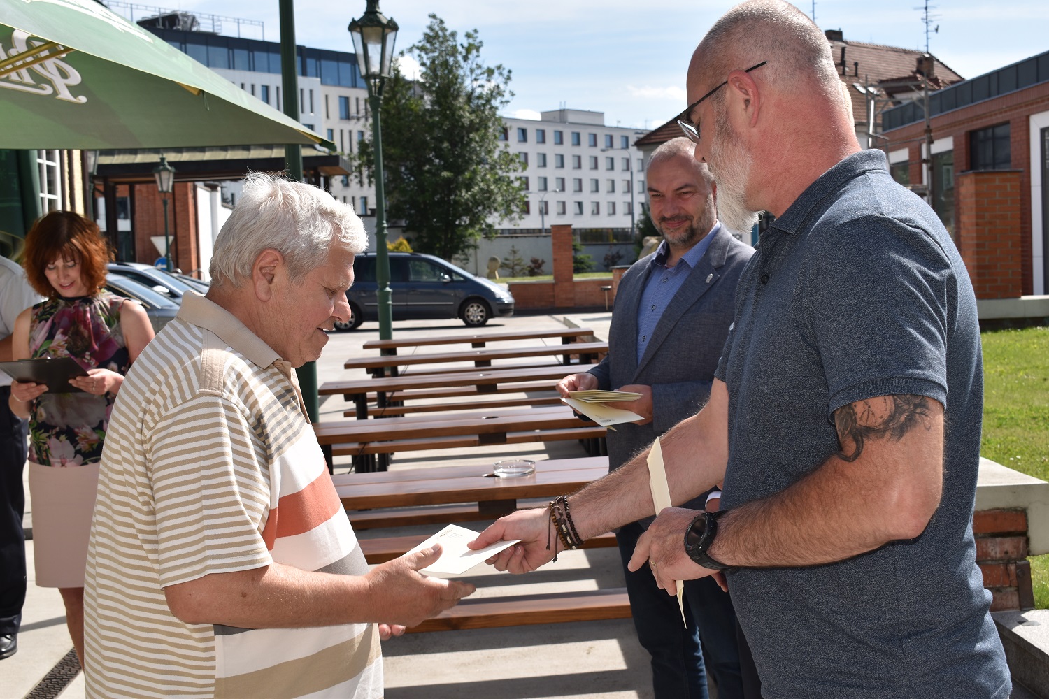 Setkání se uskutečnilo v prostorách zahradního pavilonu Formanka v Plzeňském Prazdroji a přítomni byli i radní města Plzně pro oblast bezpečnosti Martin Zrzavecký a vedoucí magistrátního odboru bezpečnosti, prevence kriminality a krizového řízení Aleš Průša. Cílem bylo poděkovat velitelům a jejich prostřednictvím i všem členům 16 jednotek dobrovolných hasičů, jež na území Plzně působí, a to za jejich průběžnou činnost i za pomoc v době pandemie covidu-19 a při řešení uprchlické krize související s válkou na Ukrajině. (foto: E. Barborková, 16.6.2022)