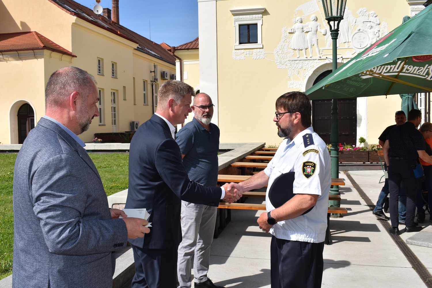 Setkání se uskutečnilo v prostorách zahradního pavilonu Formanka v Plzeňském Prazdroji a přítomni byli i radní města Plzně pro oblast bezpečnosti Martin Zrzavecký a vedoucí magistrátního odboru bezpečnosti, prevence kriminality a krizového řízení Aleš Průša. Cílem bylo poděkovat velitelům a jejich prostřednictvím i všem členům 16 jednotek dobrovolných hasičů, jež na území Plzně působí, a to za jejich průběžnou činnost i za pomoc v době pandemie covidu-19 a při řešení uprchlické krize související s válkou na Ukrajině. (foto: E. Barborková, 16.6.2022)