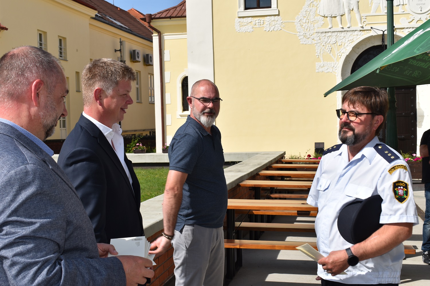 Setkání se uskutečnilo v prostorách zahradního pavilonu Formanka v Plzeňském Prazdroji a přítomni byli i radní města Plzně pro oblast bezpečnosti Martin Zrzavecký a vedoucí magistrátního odboru bezpečnosti, prevence kriminality a krizového řízení Aleš Průša. Cílem bylo poděkovat velitelům a jejich prostřednictvím i všem členům 16 jednotek dobrovolných hasičů, jež na území Plzně působí, a to za jejich průběžnou činnost i za pomoc v době pandemie covidu-19 a při řešení uprchlické krize související s válkou na Ukrajině. (foto: E. Barborková, 16.6.2022)