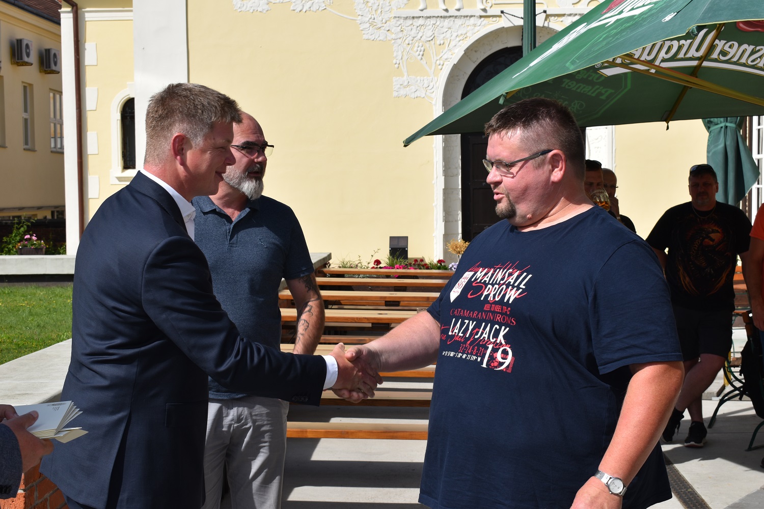 Setkání se uskutečnilo v prostorách zahradního pavilonu Formanka v Plzeňském Prazdroji a přítomni byli i radní města Plzně pro oblast bezpečnosti Martin Zrzavecký a vedoucí magistrátního odboru bezpečnosti, prevence kriminality a krizového řízení Aleš Průša. Cílem bylo poděkovat velitelům a jejich prostřednictvím i všem členům 16 jednotek dobrovolných hasičů, jež na území Plzně působí, a to za jejich průběžnou činnost i za pomoc v době pandemie covidu-19 a při řešení uprchlické krize související s válkou na Ukrajině. (foto: E. Barborková, 16.6.2022)