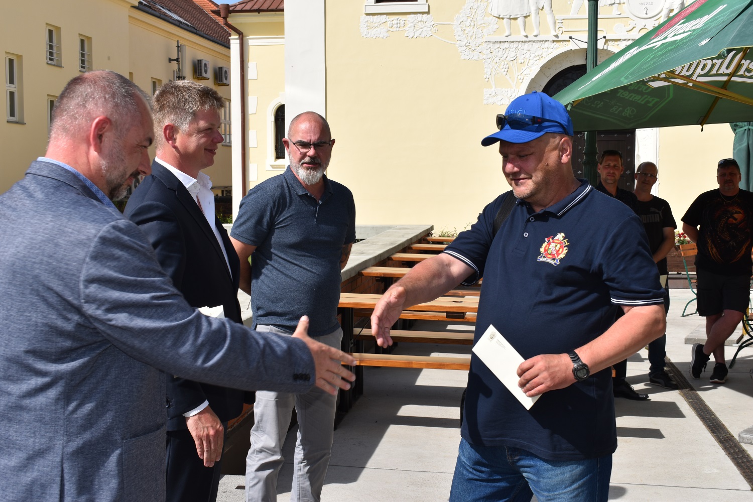 Setkání se uskutečnilo v prostorách zahradního pavilonu Formanka v Plzeňském Prazdroji a přítomni byli i radní města Plzně pro oblast bezpečnosti Martin Zrzavecký a vedoucí magistrátního odboru bezpečnosti, prevence kriminality a krizového řízení Aleš Průša. Cílem bylo poděkovat velitelům a jejich prostřednictvím i všem členům 16 jednotek dobrovolných hasičů, jež na území Plzně působí, a to za jejich průběžnou činnost i za pomoc v době pandemie covidu-19 a při řešení uprchlické krize související s válkou na Ukrajině. (foto: E. Barborková, 16.6.2022)