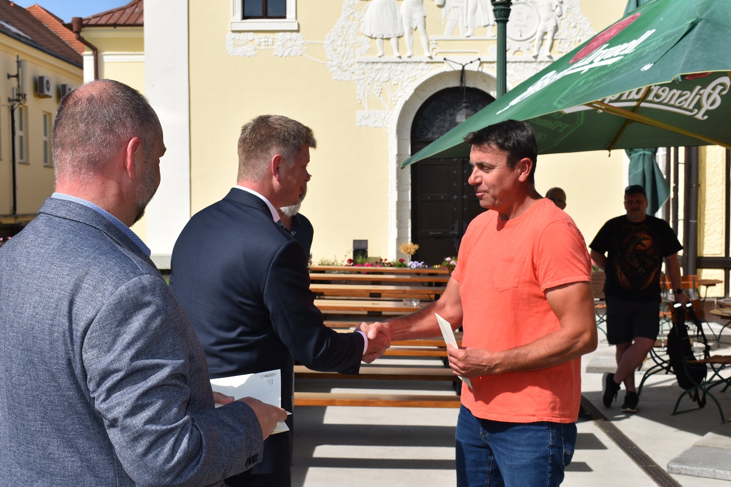 Setkání se uskutečnilo v prostorách zahradního pavilonu Formanka v Plzeňském Prazdroji a přítomni byli i radní města Plzně pro oblast bezpečnosti Martin Zrzavecký a vedoucí magistrátního odboru bezpečnosti, prevence kriminality a krizového řízení Aleš Průša. Cílem bylo poděkovat velitelům a jejich prostřednictvím i všem členům 16 jednotek dobrovolných hasičů, jež na území Plzně působí, a to za jejich průběžnou činnost i za pomoc v době pandemie covidu-19 a při řešení uprchlické krize související s válkou na Ukrajině. (foto: E. Barborková, 16.6.2022)