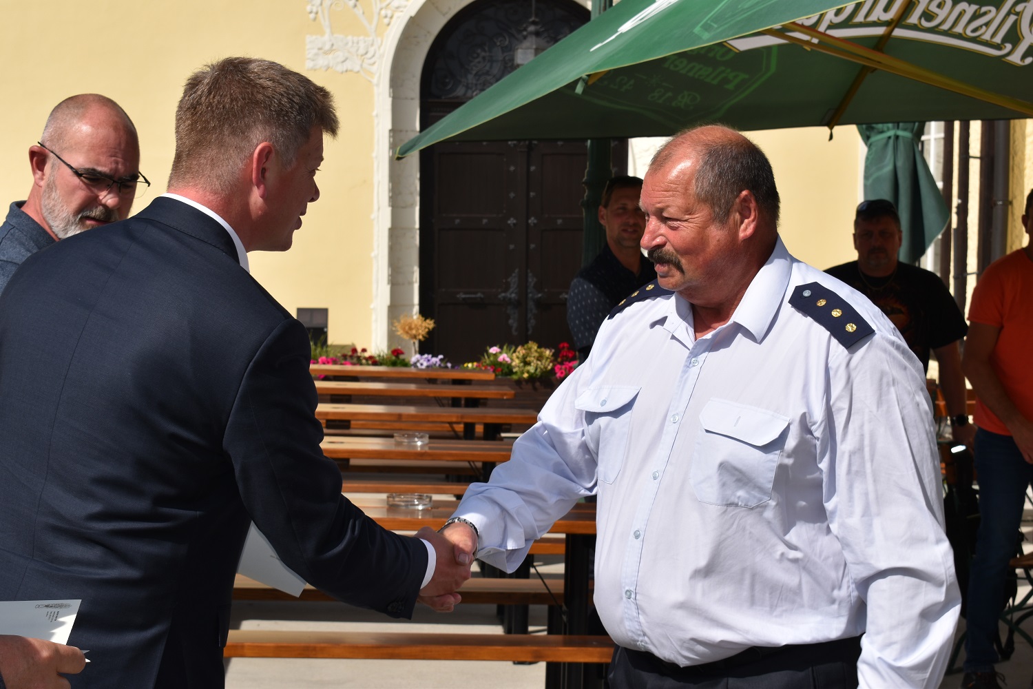 Setkání se uskutečnilo v prostorách zahradního pavilonu Formanka v Plzeňském Prazdroji a přítomni byli i radní města Plzně pro oblast bezpečnosti Martin Zrzavecký a vedoucí magistrátního odboru bezpečnosti, prevence kriminality a krizového řízení Aleš Průša. Cílem bylo poděkovat velitelům a jejich prostřednictvím i všem členům 16 jednotek dobrovolných hasičů, jež na území Plzně působí, a to za jejich průběžnou činnost i za pomoc v době pandemie covidu-19 a při řešení uprchlické krize související s válkou na Ukrajině. (foto: E. Barborková, 16.6.2022)
