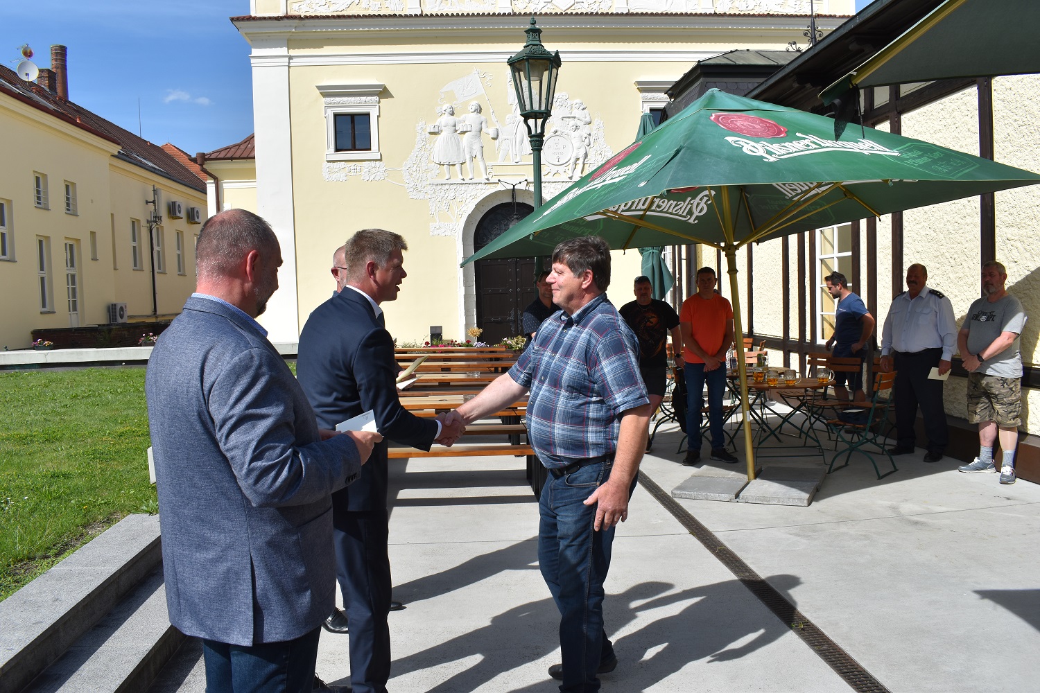 Setkání se uskutečnilo v prostorách zahradního pavilonu Formanka v Plzeňském Prazdroji a přítomni byli i radní města Plzně pro oblast bezpečnosti Martin Zrzavecký a vedoucí magistrátního odboru bezpečnosti, prevence kriminality a krizového řízení Aleš Průša. Cílem bylo poděkovat velitelům a jejich prostřednictvím i všem členům 16 jednotek dobrovolných hasičů, jež na území Plzně působí, a to za jejich průběžnou činnost i za pomoc v době pandemie covidu-19 a při řešení uprchlické krize související s válkou na Ukrajině. (foto: E. Barborková, 16.6.2022)