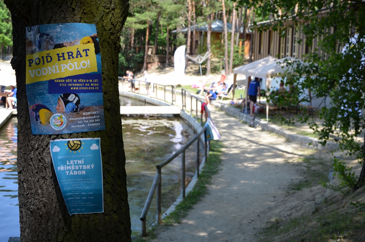 První ročník mezinárodního turnaje ve vodním pólu O pohár starostky Městského obvodu Plzeň 1 otevřel sezonu tohoto sportu v nově opravených prostorách u Seneckého rybníka. Na unikátním venkovním hřišti se v sobotu 18. června 2022 utkaly čtyři týmy juniorů do 16 let, vítězný pohár si odvezli hráči z německého Weidenu. Plzeňský tým Klubu vodních sportů Plzeň (KVS) – vodní pólo vybojoval třetí místo. (foto: E. Kriegerová, 18.6.2022)