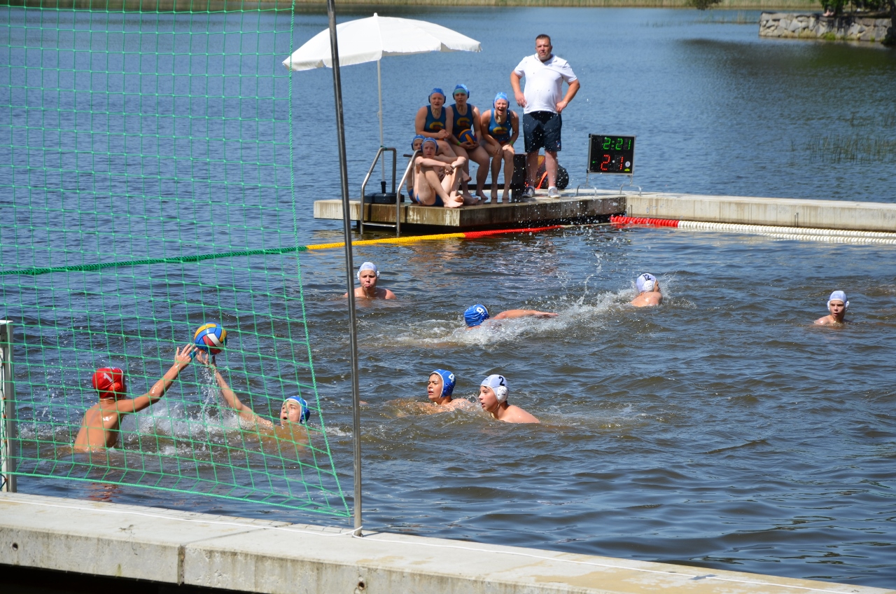 První ročník mezinárodního turnaje ve vodním pólu O pohár starostky Městského obvodu Plzeň 1 otevřel sezonu tohoto sportu v nově opravených prostorách u Seneckého rybníka. Na unikátním venkovním hřišti se v sobotu 18. června 2022 utkaly čtyři týmy juniorů do 16 let, vítězný pohár si odvezli hráči z německého Weidenu. Plzeňský tým Klubu vodních sportů Plzeň (KVS) – vodní pólo vybojoval třetí místo. (foto: E. Kriegerová, 18.6.2022)
