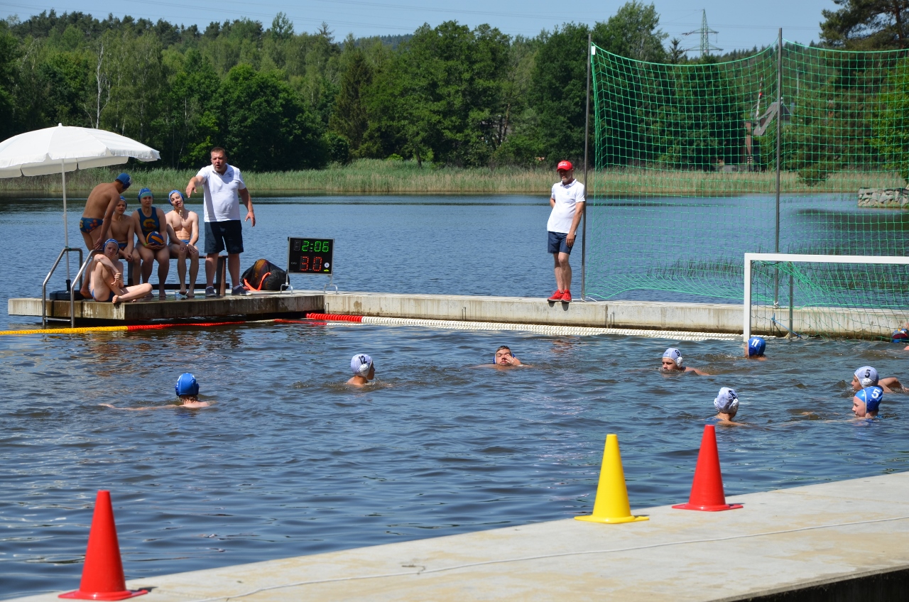První ročník mezinárodního turnaje ve vodním pólu O pohár starostky Městského obvodu Plzeň 1 otevřel sezonu tohoto sportu v nově opravených prostorách u Seneckého rybníka. Na unikátním venkovním hřišti se v sobotu 18. června 2022 utkaly čtyři týmy juniorů do 16 let, vítězný pohár si odvezli hráči z německého Weidenu. Plzeňský tým Klubu vodních sportů Plzeň (KVS) – vodní pólo vybojoval třetí místo. (foto: E. Kriegerová, 18.6.2022)