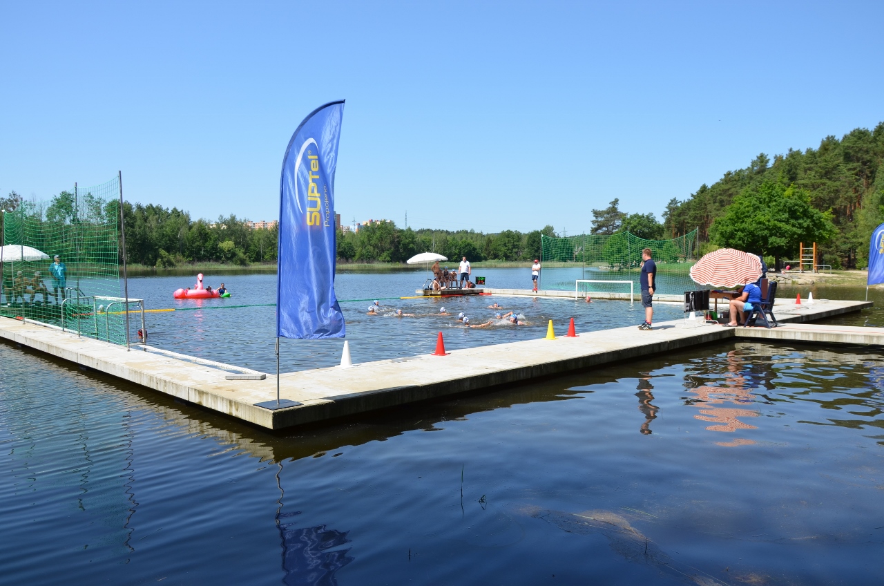 První ročník mezinárodního turnaje ve vodním pólu O pohár starostky Městského obvodu Plzeň 1 otevřel sezonu tohoto sportu v nově opravených prostorách u Seneckého rybníka. Na unikátním venkovním hřišti se v sobotu 18. června 2022 utkaly čtyři týmy juniorů do 16 let, vítězný pohár si odvezli hráči z německého Weidenu. Plzeňský tým Klubu vodních sportů Plzeň (KVS) – vodní pólo vybojoval třetí místo. (foto: E. Kriegerová, 18.6.2022)