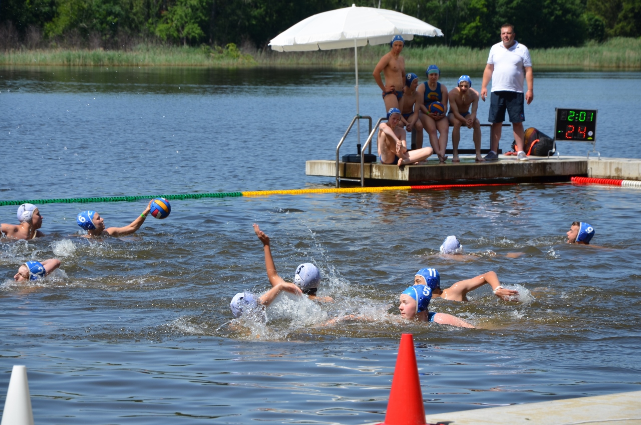 První ročník mezinárodního turnaje ve vodním pólu O pohár starostky Městského obvodu Plzeň 1 otevřel sezonu tohoto sportu v nově opravených prostorách u Seneckého rybníka. Na unikátním venkovním hřišti se v sobotu 18. června 2022 utkaly čtyři týmy juniorů do 16 let, vítězný pohár si odvezli hráči z německého Weidenu. Plzeňský tým Klubu vodních sportů Plzeň (KVS) – vodní pólo vybojoval třetí místo. (foto: E. Kriegerová, 18.6.2022)
